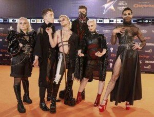 Przeciw normalności i religii