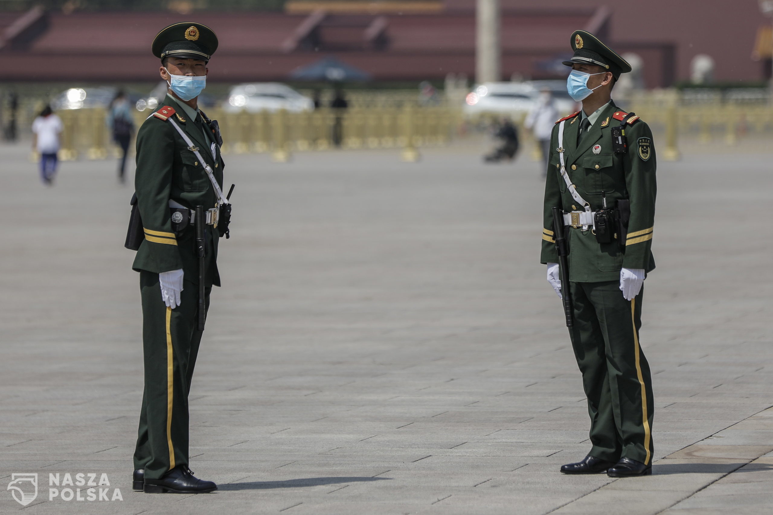 epa08390456 Chinese paramilitary police officers wearing face masks patrol Tiananmen Square in Beijing, China, 28 April 2020 (issued 29 April 2020). China announced it will hold the Chinese People's Political Consultative Conference (CPPCC) on 21 May and the National People's Congress (NPC) on 22 May after the two major political meetings initially planned to be held in March 2020 were postponed amid the coronavirus outbreak.  EPA/WU HONG 
Dostawca: PAP/EPA.