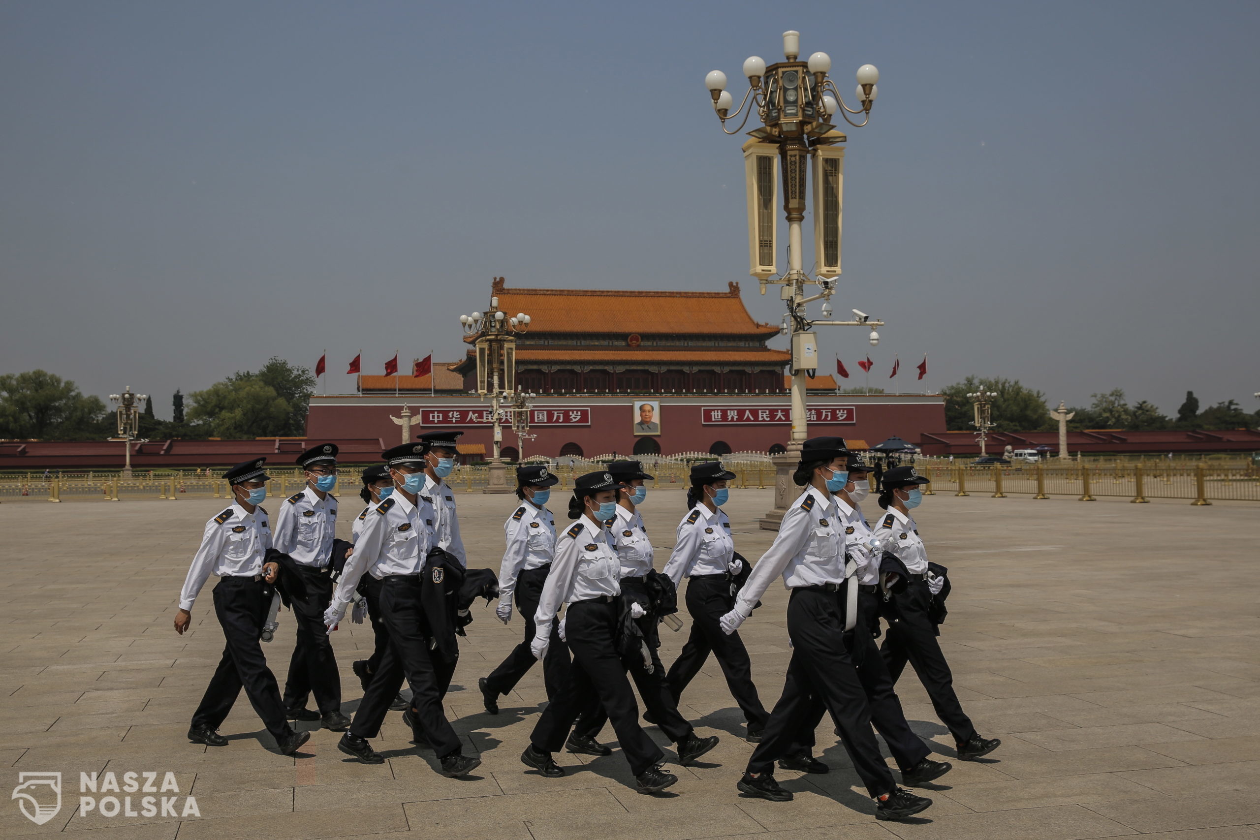 epa08390457 Security officers walk through Tiananmen Square in Beijing, China, 28 April 2020 (issued 29 April 2020). China announced it will hold the Chinese People's Political Consultative Conference (CPPCC) on 21 May and the National People's Congress (NPC) on 22 May after the two major political meetings initially planned to be held in March 2020 were postponed amid the coronavirus outbreak.  EPA/WU HONG 
Dostawca: PAP/EPA.