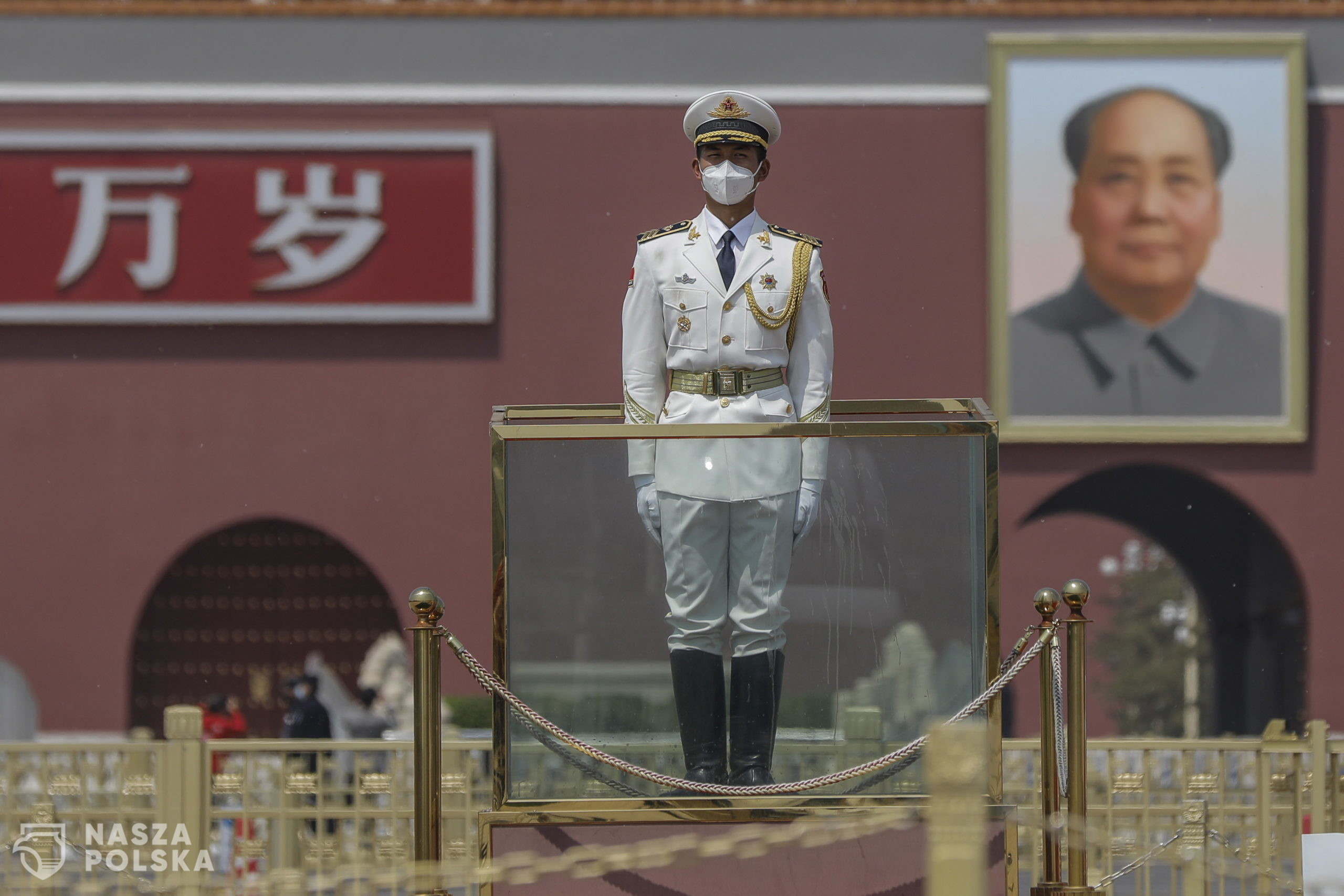 epa08390458 A Chinese paramilitary police officer wearing a face mask stands guard in front of a portrait of former leader Mao Zedong at Tiananmen Square in Beijing, China, 28 April 2020 (issued 29 April 2020). China announced it will hold the Chinese People's Political Consultative Conference (CPPCC) on 21 May and the National People's Congress (NPC) on 22 May after the two major political meetings initially planned to be held in March 2020 were postponed amid the coronavirus outbreak.  EPA/WU HONG 
Dostawca: PAP/EPA.