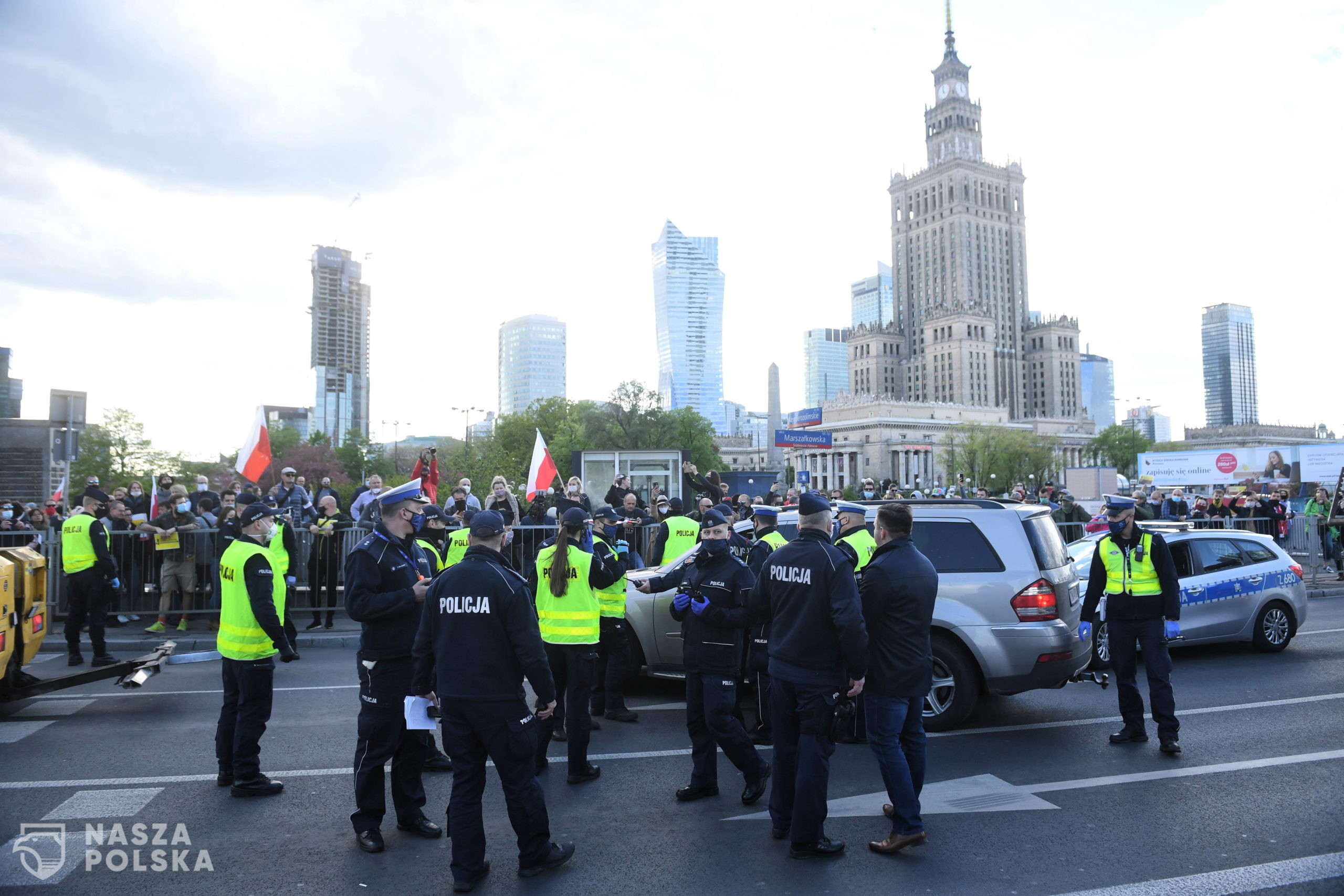 Warszawa, 07.05.2020. Koronawirus w Polsce. Protest przedsiêbiorców w centrum Warszawy, 7 bm. Organizatorem protestu jest kandydat na prezydenta Pawe³ Tanajno. (kf) PAP/Radek Pietruszka