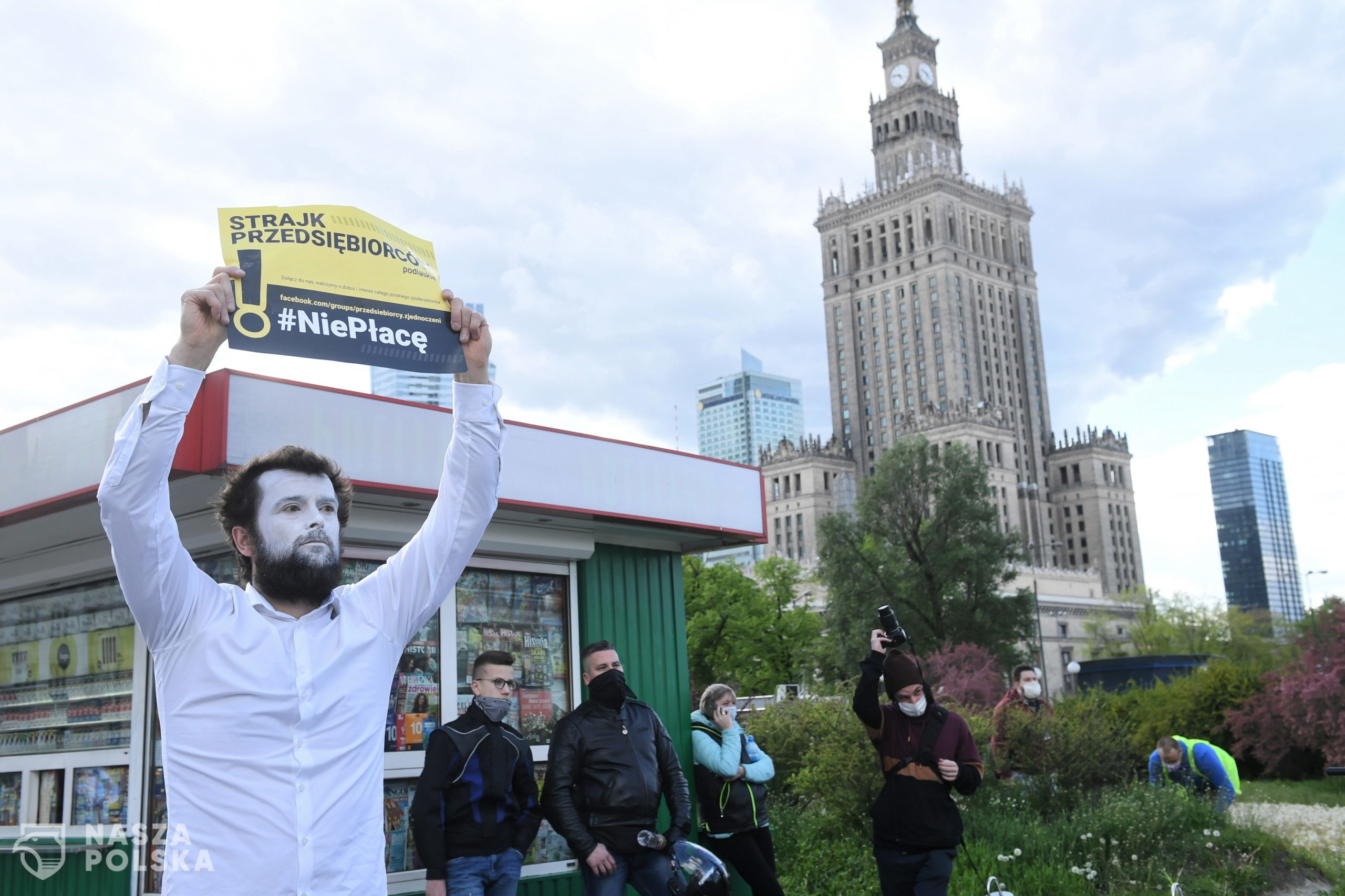 Warszawa, 07.05.2020. Koronawirus w Polsce. Protest przedsiêbiorców w centrum Warszawy, 7 bm. Organizatorem protestu jest kandydat na prezydenta Pawe³ Tanajno. (kf) PAP/Radek Pietruszka