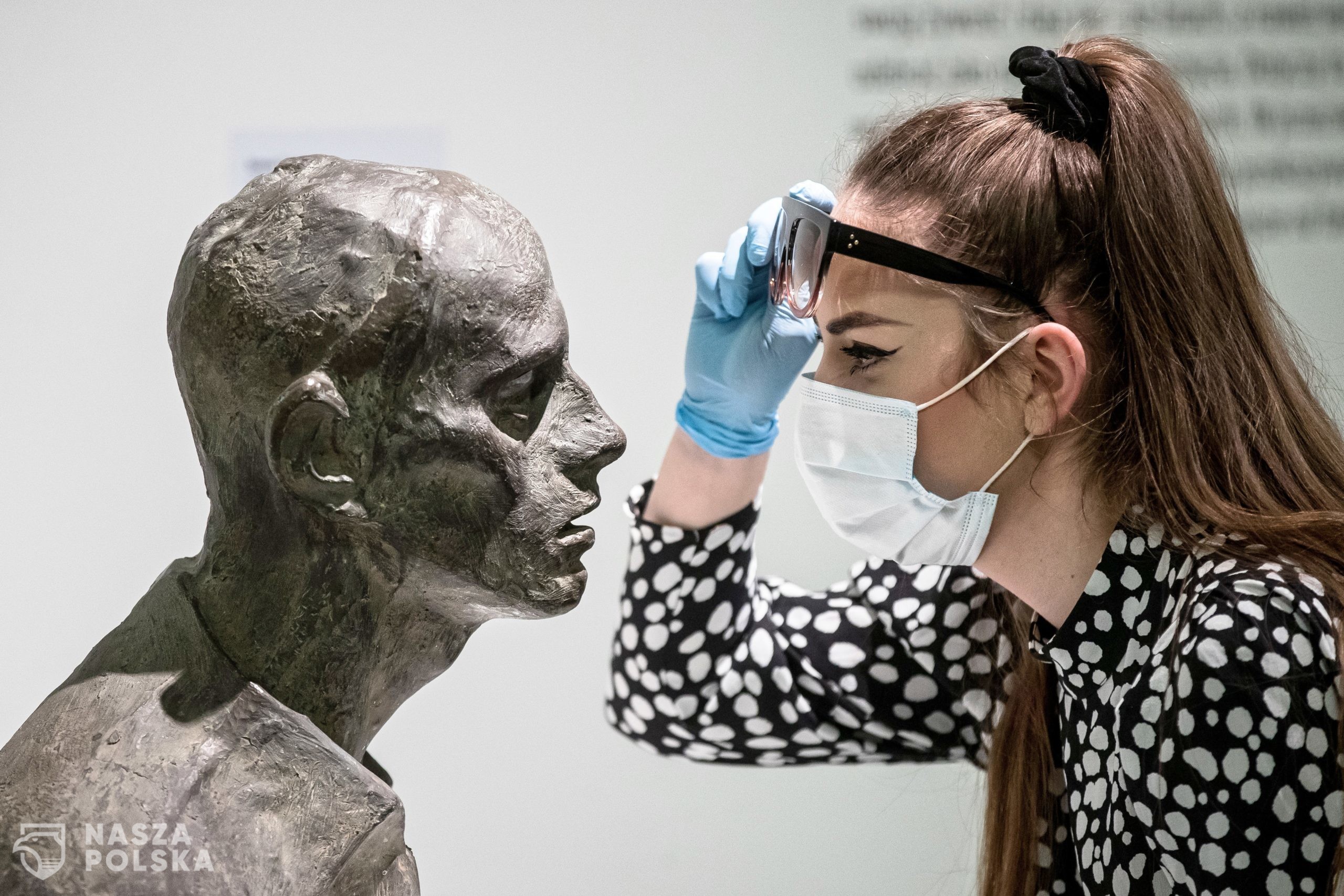 Kraków, 16.05.2020. Wystawa "II wojna wiatowa  dramat, symbol, trauma" w krakowskim Muzeum Sztuki Wspó³czesnej, 16 bm. W dzia³ach historycznych dzie³om sztuki towarzysz¹ dokumenty, materia³y propagandowe i literackie. Na wystawie zaprezentowano prace 39 artystów. (³g/mr) PAP/£ukasz G¹gulski