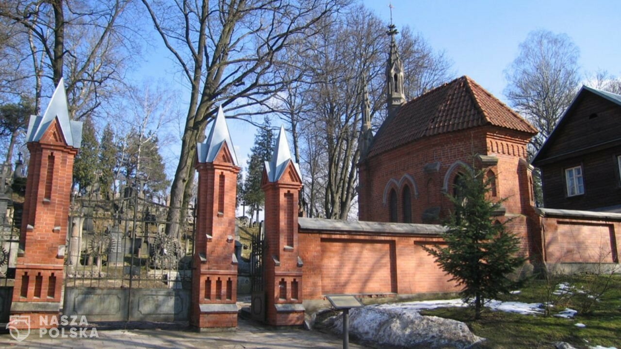 Kwiaty przy mauzoleum Marszałka Piłsudskiego w rocznicę Konstytucji 3 maja na wileńskim Cmentarzu Rossa