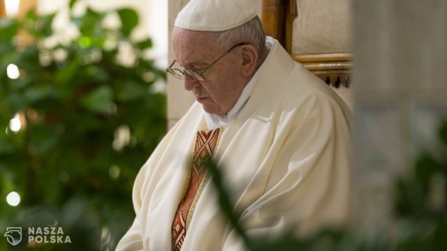 Papież modlił się za zakochanych i… spowiedników