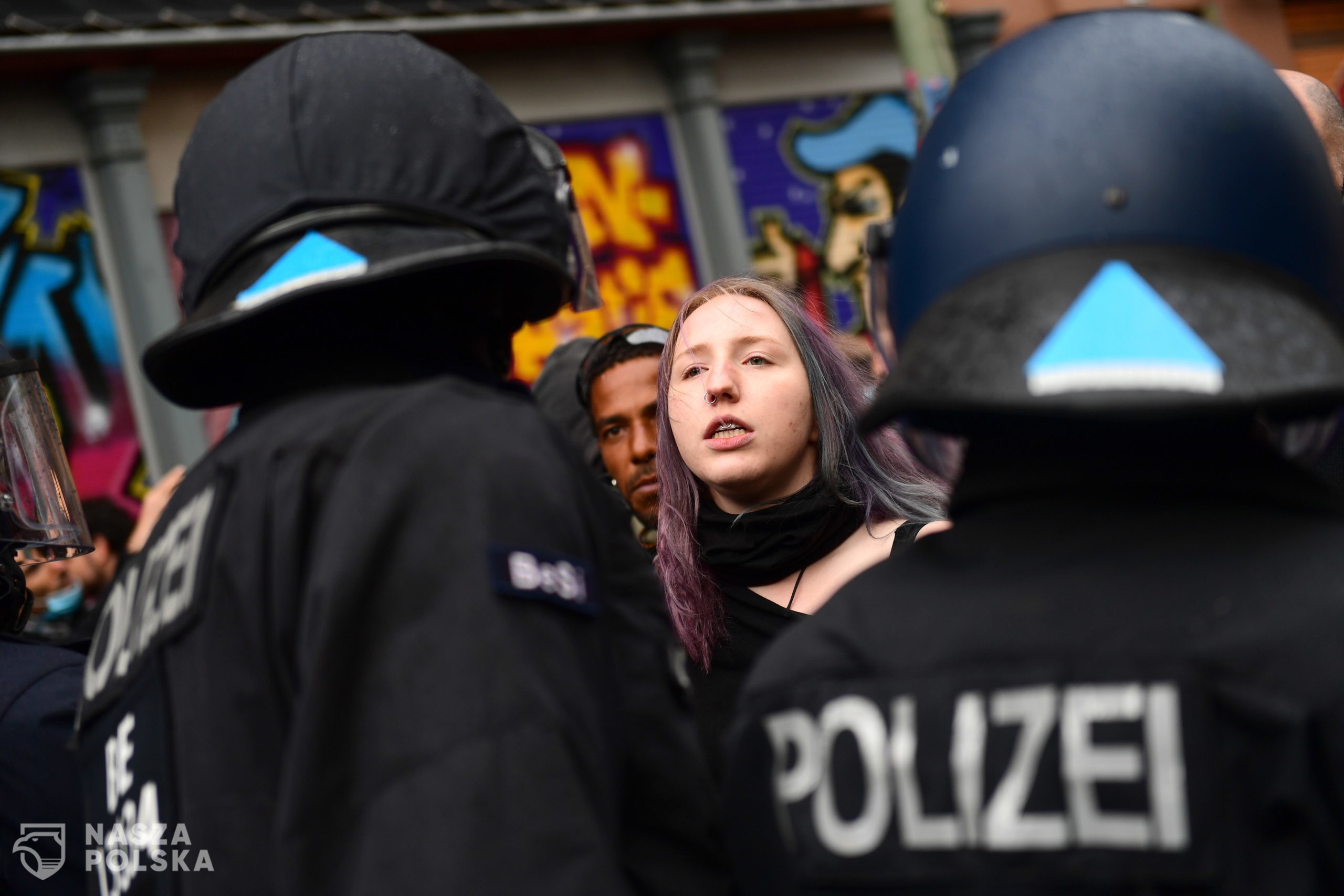 epa08396698 Police argue with a woman during a protest on May Day in the district Kreuzberg in Berlin, Germany, 01 May 2020. Labour Day, or May Day, is observed all over the world on the first day of May to celebrate the economic and social achievements of workers and fight for labourers rights. This year, May Day takes place under the influence of the pandemic crisis of the SARS-CoV-2 coronavirus which causes the Covid-19 disease.  EPA/FILIP SINGER 
Dostawca: PAP/EPA.