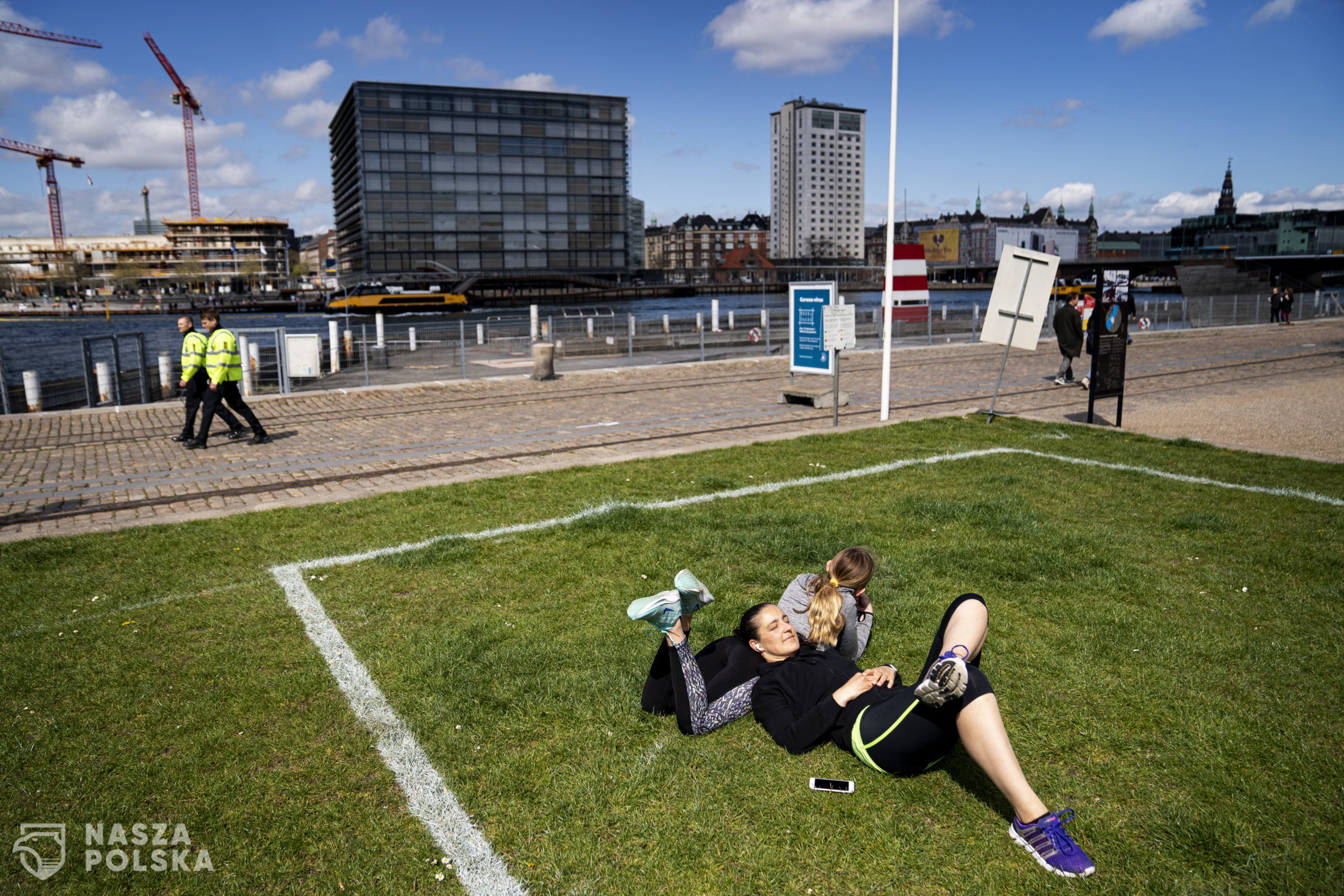 epa08398886 Livia and Lorenza enjoy the sun at Islands Brygge in Copenhagen, Denmark, 03 May 2020. Marked areas of 40 m2 in which only 10 people can stay, will help citizens keep distance to prevent the spread of SARS-CoV-2 coronavirus which causes the Covid-19 disease. The green area is a favorite place of leisure activities for the residents of Islands Brygge.  EPA/IDA GULDBAEK ARENTSEN  DENMARK OUT  ** NOTE the picture taken with a telephoto lens and the distance between people in the picture can be perceived less than it really is. ** 
Dostawca: PAP/EPA.