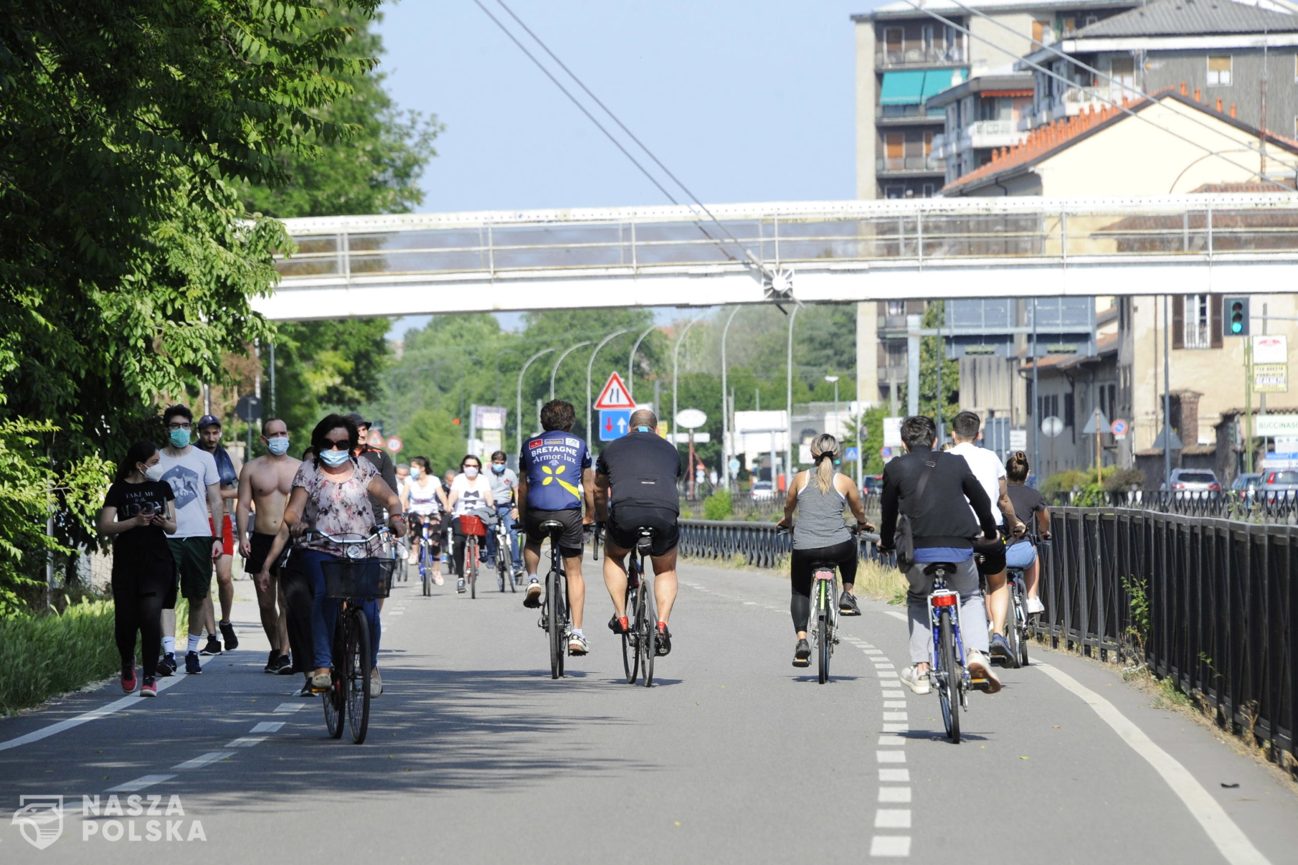 epa08410602 Runners, cyclists and people on the bicycle path between Corsico and Milan, Italy, 08 May 2020. The Italian government is gradually lifting the lockdown restrictions that have been implemented to stem the spread of the Sars-Cov-2 coronavirus which causes COVID -19 disease.  EPA/Sergio Pontorieri 
Dostawca: PAP/EPA.