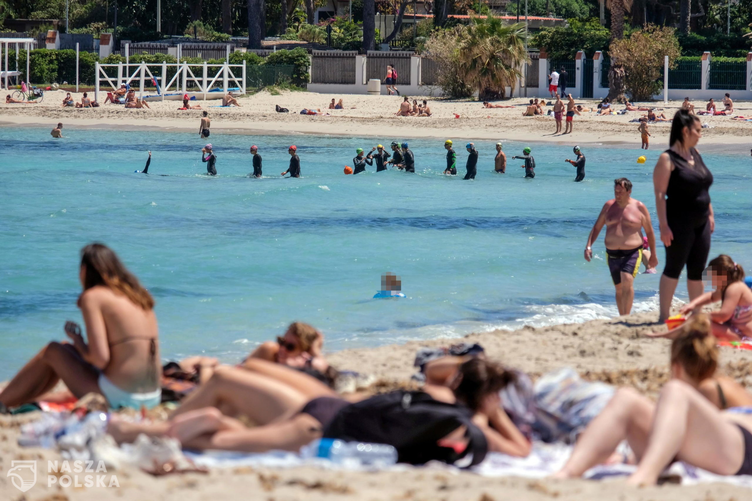 epa08410608 People take advantage of the beautiful day with sunbathing and swimming in the sea on Mondello beach, a long sandy coast, in Palermo, Italy, 08 May 2020. The Italian government is gradually lifting the blocking restrictions that have been implemented to stem the spread of the Sars-Cov-2 coronavirus which causes COVID -19 disease.  EPA/IGOR PETYX 
Dostawca: PAP/EPA.