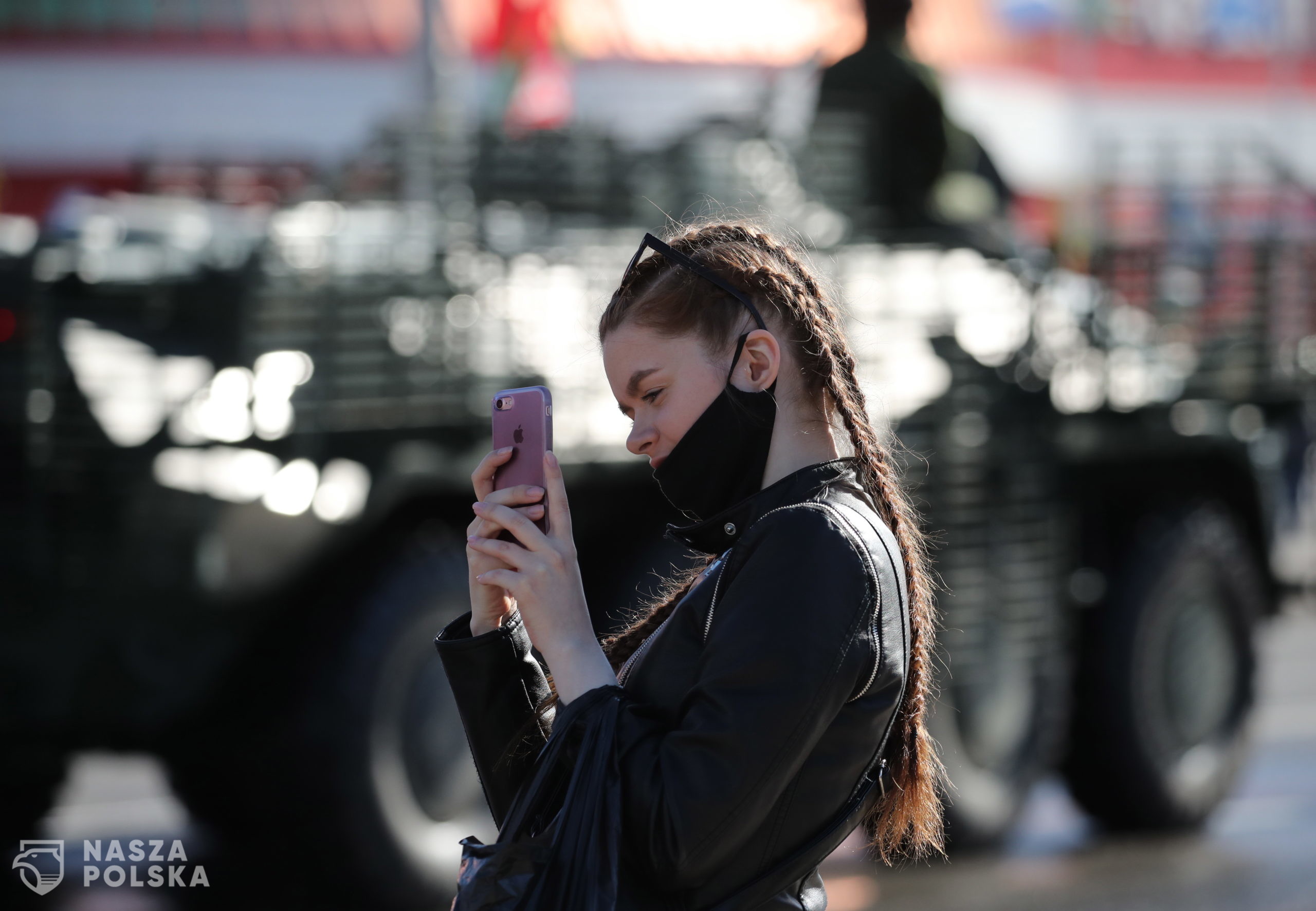 epa08410709 A woman takes photos, as column of Belarus army vehicles moves along a street during a Victory Day military parade rehearsal in Minsk, Belarus, 08 May 2020. The parade will take place on 09 May despite World Health Organization recommendations to introduce social distancing in Belarus, postpone large gatherings and cultural events during the growing coronavirus outbreak.  EPA/TATYANA ZENKOVICH 
Dostawca: PAP/EPA.