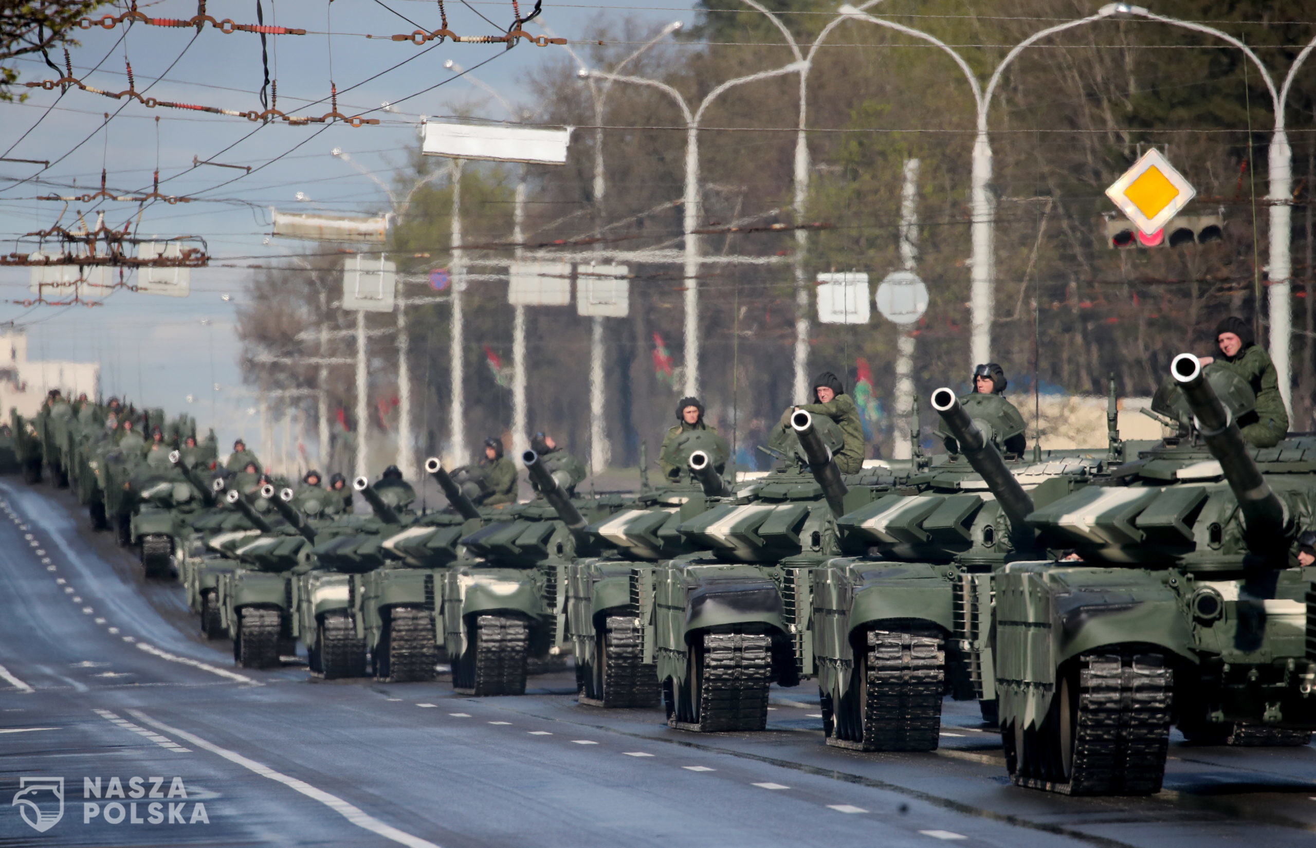 epa08410711 Column of Belarus army vehicles moves along a street during a Victory Day military parade rehearsal in Minsk, Belarus, 08 May 2020. The parade will take place on 09 May despite World Health Organization recommendations to introduce social distancing in Belarus, postpone large gatherings and cultural events during the growing coronavirus outbreak.  EPA/TATYANA ZENKOVICH 
Dostawca: PAP/EPA.