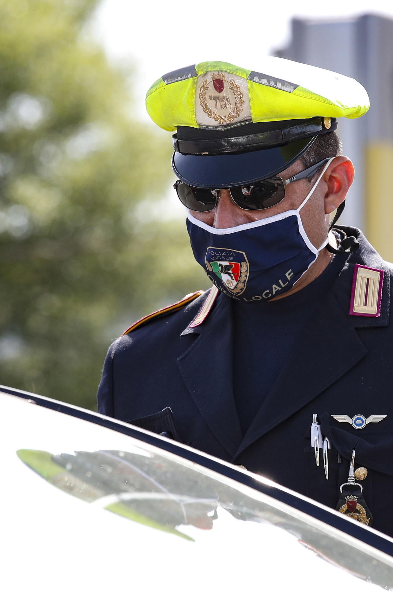 epa08411334 Italian police officers check motorists in the in Cristoforo Colombo road in Rome, Italy, 09 May 2020, during the coronavirus disease (COVID-19) pandemic. Italy entered the second phase of its coronavirus emergency on 04 May with the start of the gradual relaxation of the lockdown measures that have been in force for 55 days.  EPA/GIUSEPPE LAMI 
Dostawca: PAP/EPA.