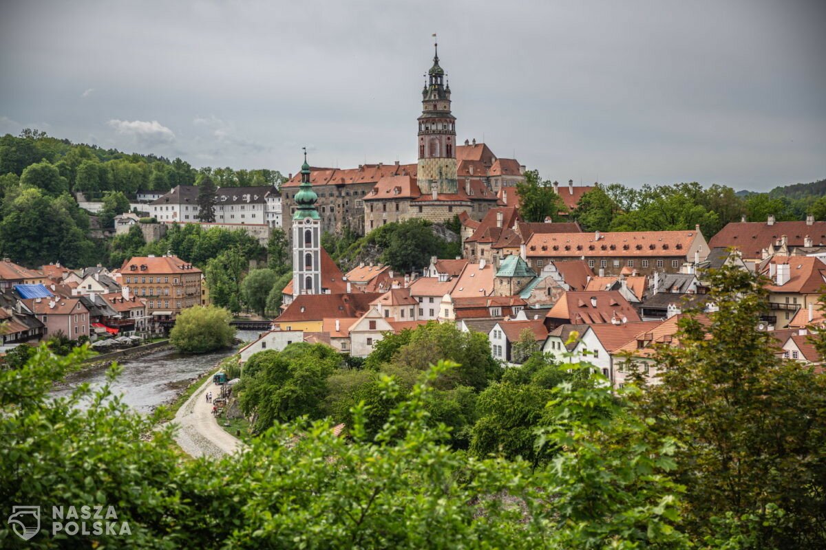 Gdy Czech zarobi 6 500 zł, musi zapłacić 799 zł na ZUS, Polaka ZUS i podatki wyniosą 2 002 zł