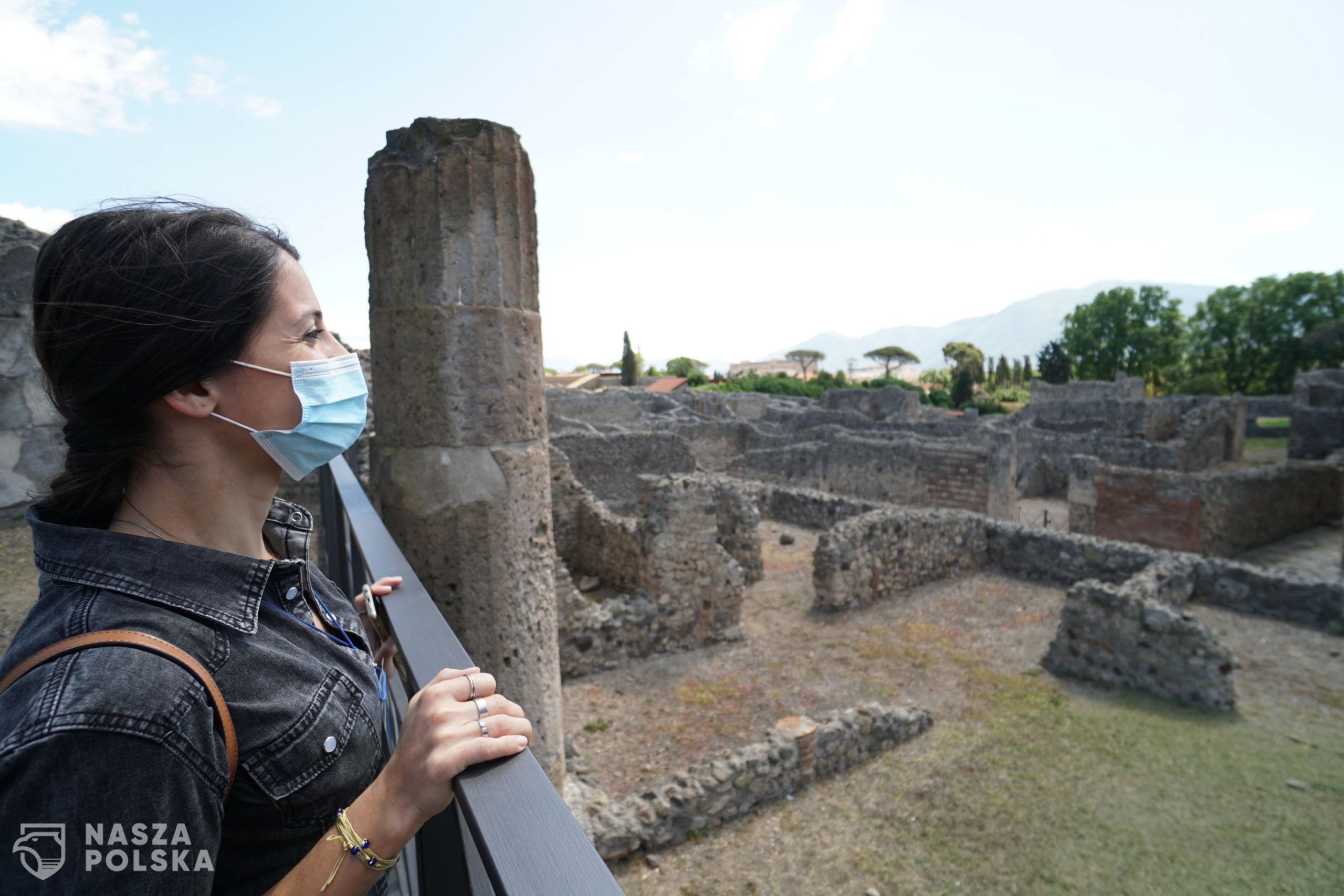 epa08444721 People visit the Domus of Cornelio in the ancient city of Pompeii, located in the zone of Pompei Scavi which reopened to the public in Pompei, near Naples, Italy, 26 May 2020. Today has begun the first phase of two weeks that will allow a walk along the streets of the ancient city, and admire the most representative places of the site according to a pre-established route, on time slots, and with the necessary distancing measures provided by the Ministry of Health amid the ongoing COVID-19 coronavirus pandemic. From 09 June a second phase will see the opening of further unpublished spaces and domus, with separate entrance and exit, and with the support of technology to organize and monitor flows.  EPA/CESARE ABBATE 
Dostawca: PAP/EPA.