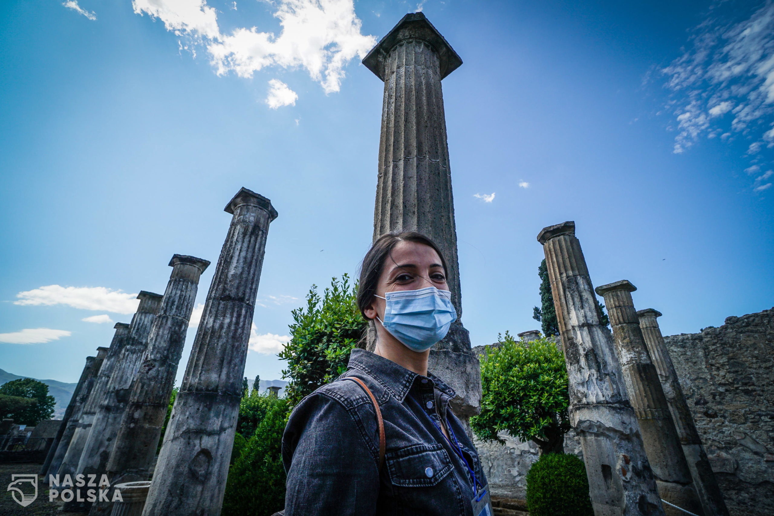 epa08444722 People visit the Domus of Cornelio in the ancient city of Pompeii, located in the zone of Pompei Scavi which reopened to the public in Pompei, near Naples, Italy, 26 May 2020. Today has begun the first phase of two weeks that will allow a walk along the streets of the ancient city, and admire the most representative places of the site according to a pre-established route, on time slots, and with the necessary distancing measures provided by the Ministry of Health amid the ongoing COVID-19 coronavirus pandemic. From 09 June a second phase will see the opening of further unpublished spaces and domus, with separate entrance and exit, and with the support of technology to organize and monitor flows.  EPA/CESARE ABBATE 
Dostawca: PAP/EPA.