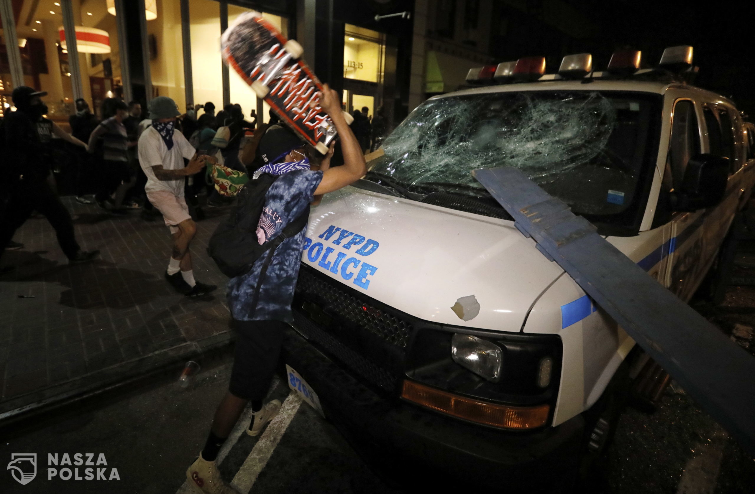 epa08455446 A man break the windows of a police van with a skateboard during protests over the Minneapolis arrest of George Floyd, who later died in police custody, at Union Square, New York, USA, 30 May 2020. A bystander's video posted online on 25 May, appeared to show George Floyd, 46, pleading with arresting officers that he couldn't breathe as an officer knelt on his neck. The unarmed Black man later died in police custody. On 29 May, Derek Chauvin, the police officer in the center of the incident has been taken into custody and charged with murder in the Floyd arrest.  EPA/PETER FOLEY 
Dostawca: PAP/EPA.