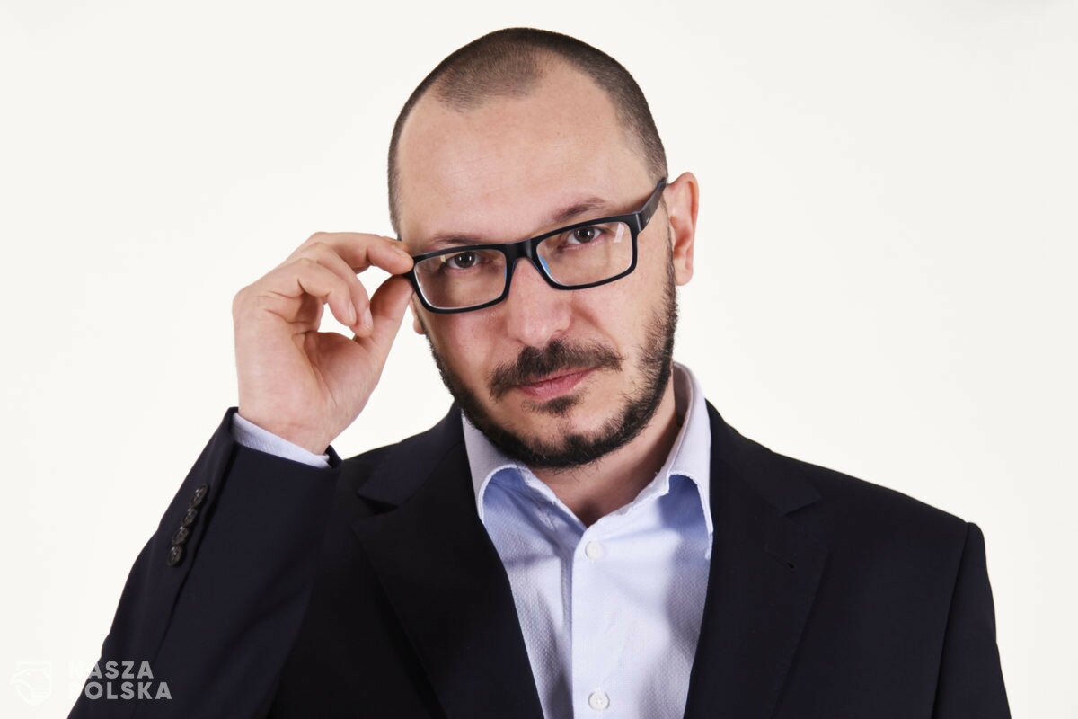 Szuria pod krawatem i w telewizorze