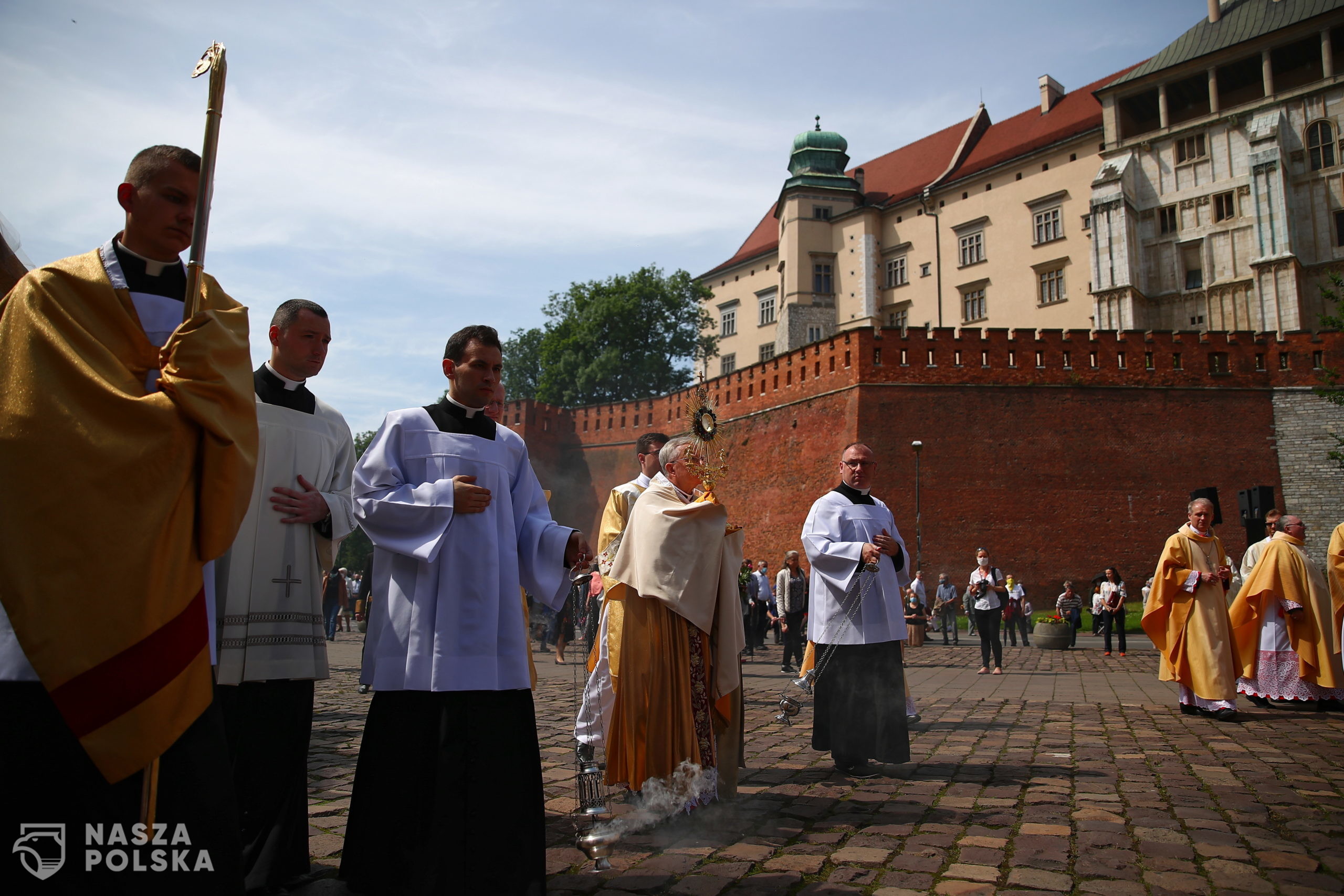 Kraków, 11.06.2020. Arcybiskup Marek Jêdraszewski (C) podczas procesji w uroczystoæ Bo¿ego Cia³a w Krakowie, 11 bm. Procesja rozpoczê³a siê msz¹ wiêt¹ sprawowan¹ na dziedziñcu przed katedr¹ wawelsk¹, po czym Drog¹ królewsk¹ przesz³a na Rynek G³ówny. (kf) PAP/£ukasz G¹gulski