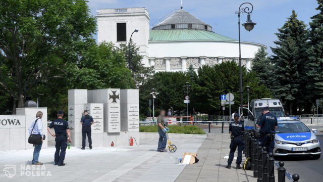 [PILNE] Podpalił się przed Sejmem: „Nie ma sprawiedliwości w tym kraju”