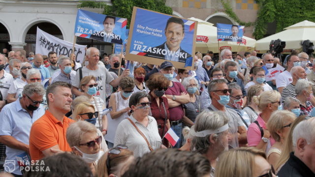 Trzaskowski tłumaczy się: głosował, ale się nie cieszył i zmienił zdanie