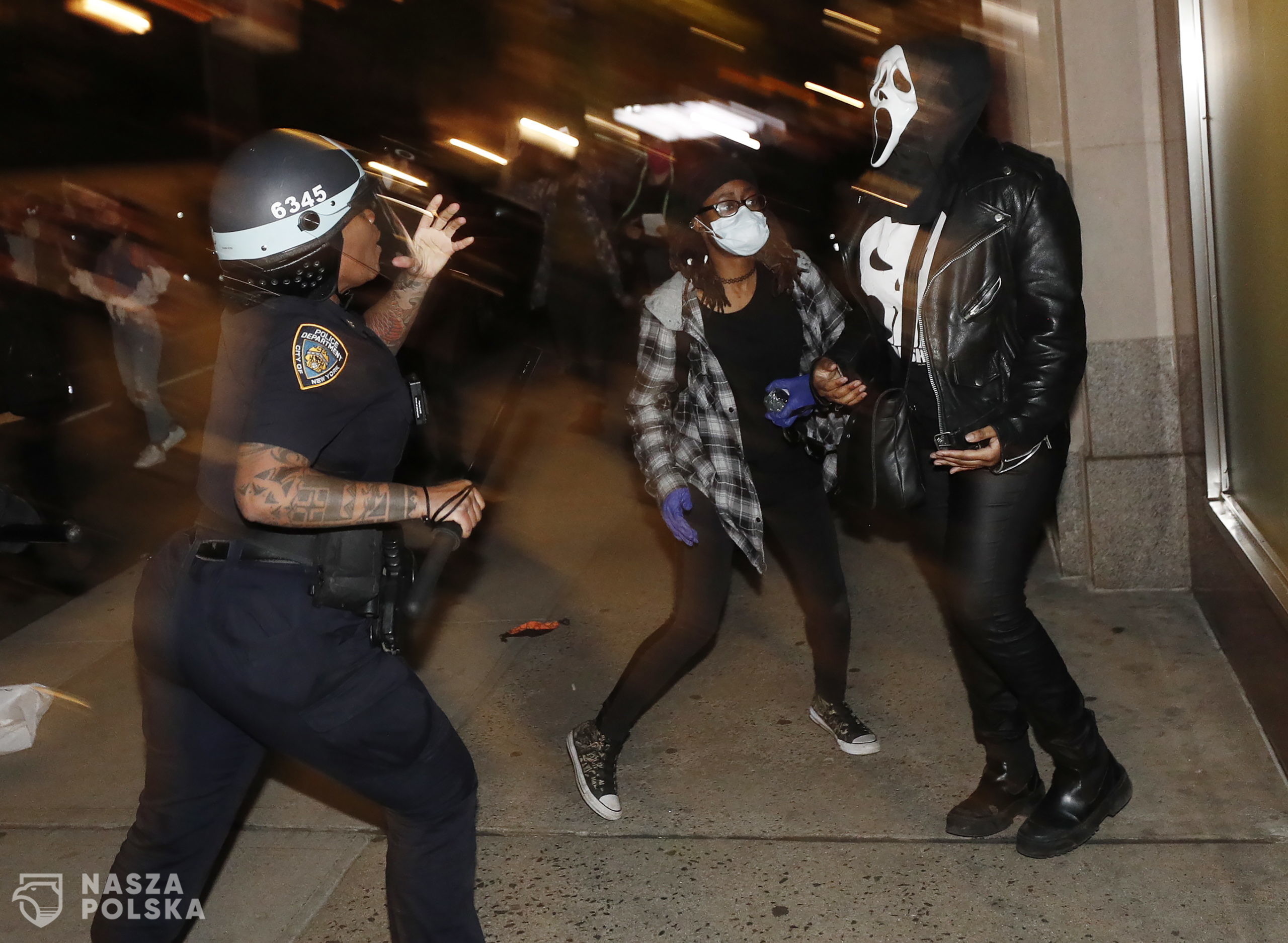 epaselect epa08457136 New York City Police officers arrest protesters during a demonstration about the arrest of George Floyd, who later died in police custody, in New York , New York, USA, 31 May 2020. A bystander's video posted online on 25 May, appeared to show George Floyd, 46, pleading with arresting officers that he couldn't breathe as an officer knelt on his neck. The unarmed black man later died in police custody.  EPA/JUSTIN LANE 
Dostawca: PAP/EPA.