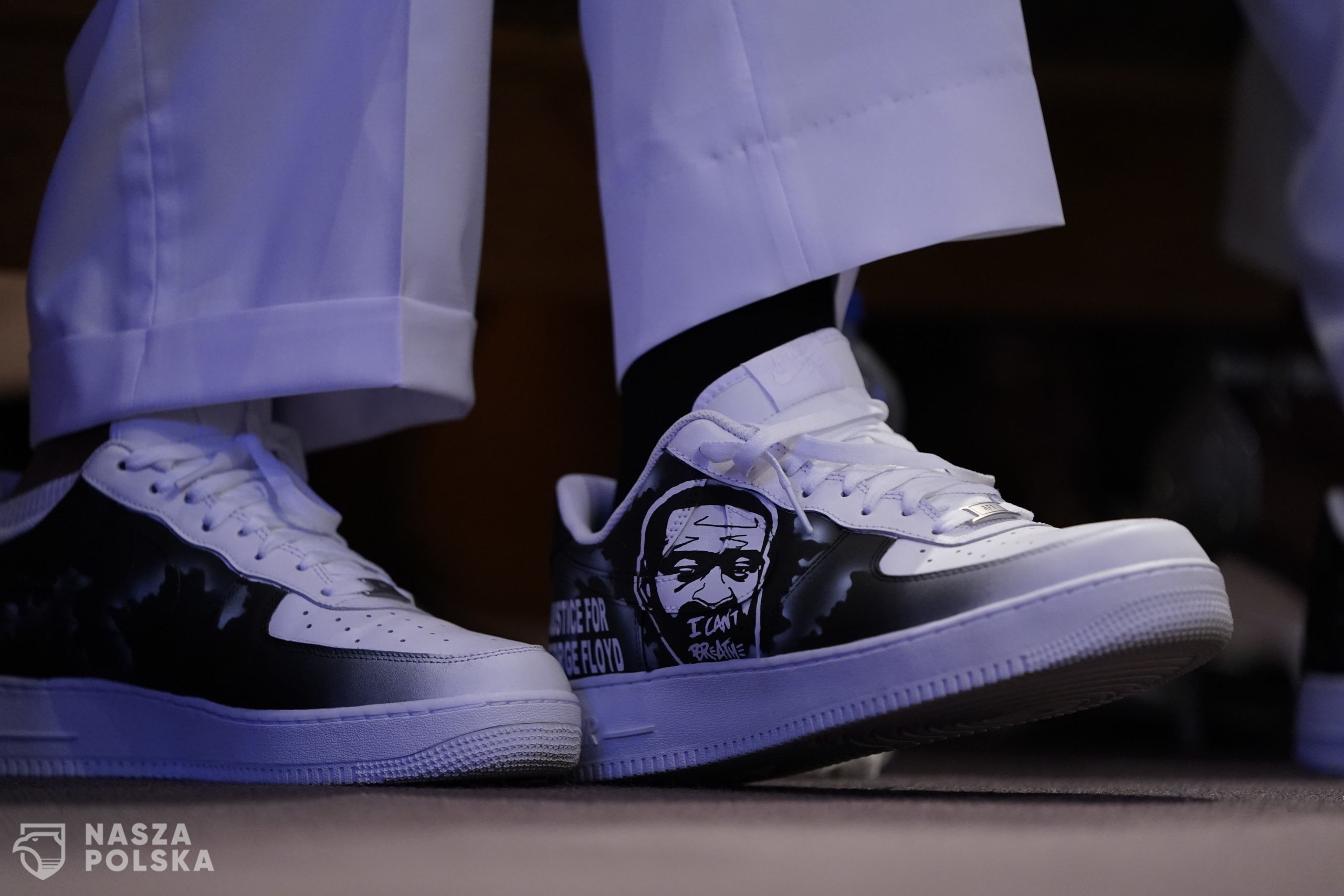 epa08476024 A view of Philonise Floyd's shoes during the funeral service for George Floyd at the Fountain of Praise church, Houston, Texas, USA, 09 June 2020. A bystander's video posted online on 25 May, appeared to show George Floyd, 46, pleading with arresting officers that he couldn't breathe as an officer knelt on his neck. The unarmed Black man later died in police custody and all four officers involved in the arrest have been charged and arrested.  EPA/David J. Phillip / POOL 
Dostawca: PAP/EPA.