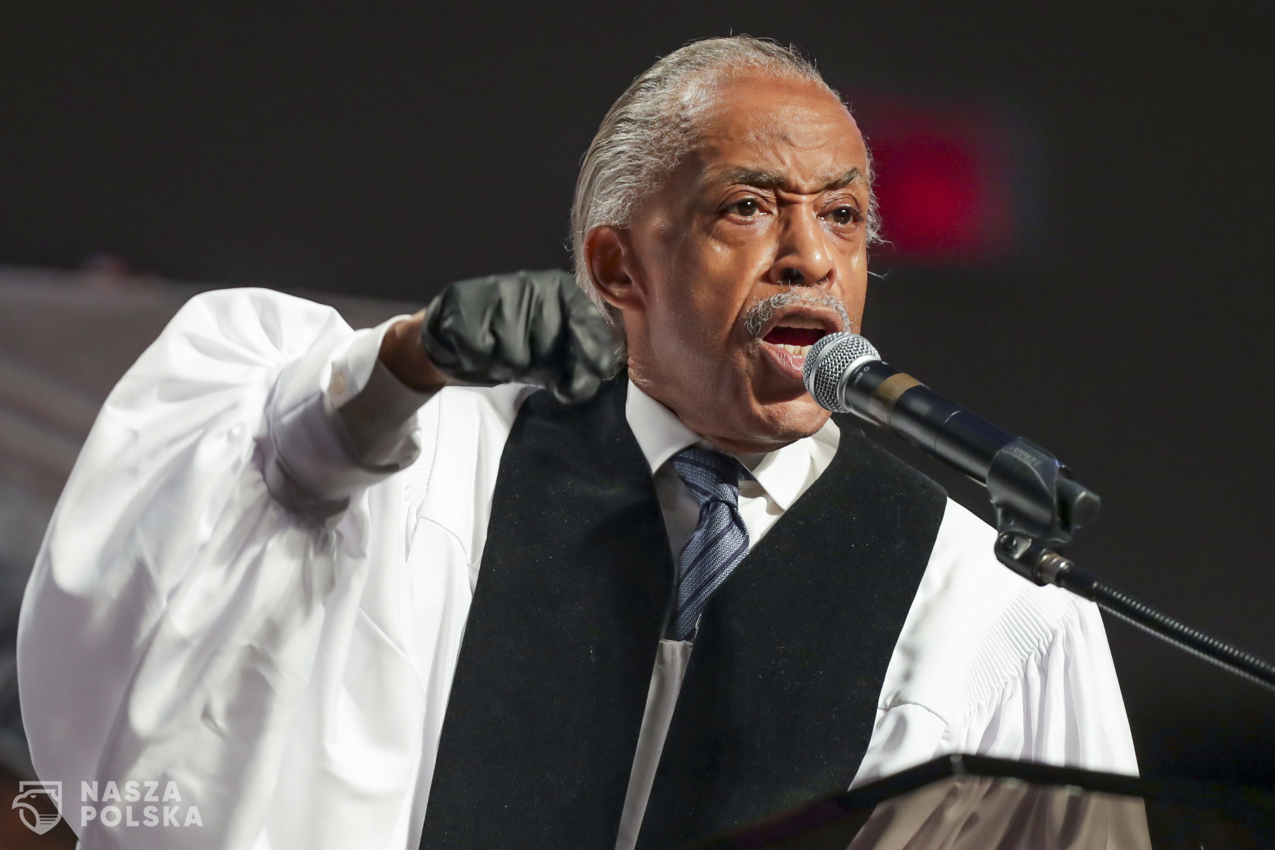 epa08476035 The Rev. Al Sharpton speaks during the funeral for George Floyd at The Fountain of Praise church in Houston, Texas, USA, 09 June 2020. A bystander's video posted online on 25 May, appeared to show George Floyd, 46, pleading with arresting officers that he couldn't breathe as an officer knelt on his neck. The unarmed Black man later died in police custody and all four officers involved in the arrest have been charged and arrested.  EPA/Godofredo A. Vasquez / POOL 
Dostawca: PAP/EPA.