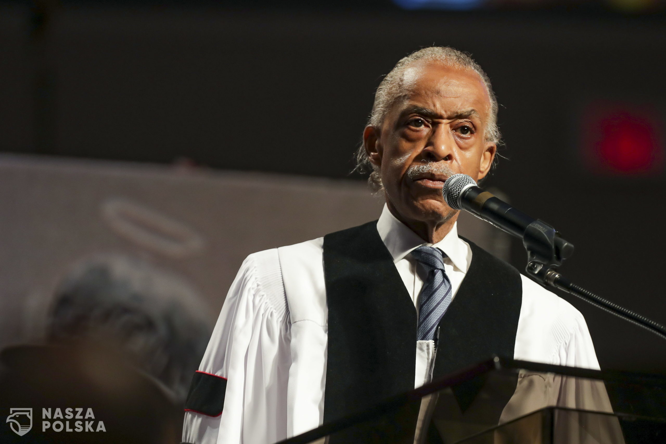 epa08476036 The Rev. Al Sharpton speaks during the funeral for George Floyd at The Fountain of Praise church in Houston, Texas, USA, 09 June 2020. A bystander's video posted online on 25 May, appeared to show George Floyd, 46, pleading with arresting officers that he couldn't breathe as an officer knelt on his neck. The unarmed Black man later died in police custody and all four officers involved in the arrest have been charged and arrested.  EPA/Godofredo A. Vasquez / POOL 
Dostawca: PAP/EPA.