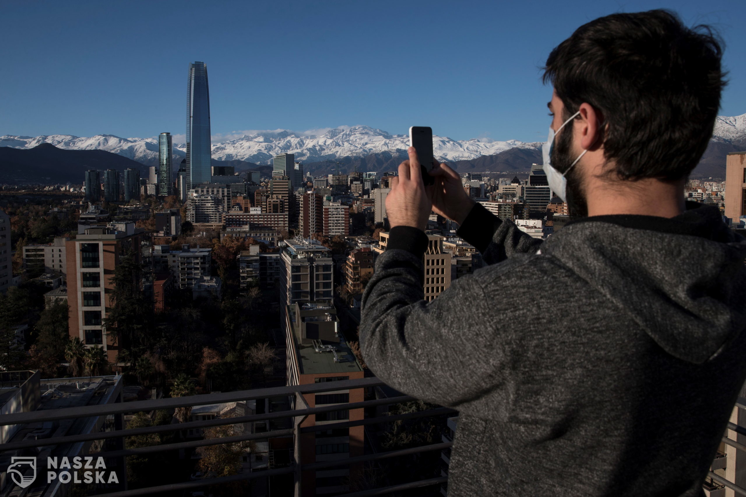 epa08481824 A man takes a picture of the Andes mount range overlooking Santiago, Chile, 12 June 2020.  EPA/Alberto Valdes 
Dostawca: PAP/EPA.