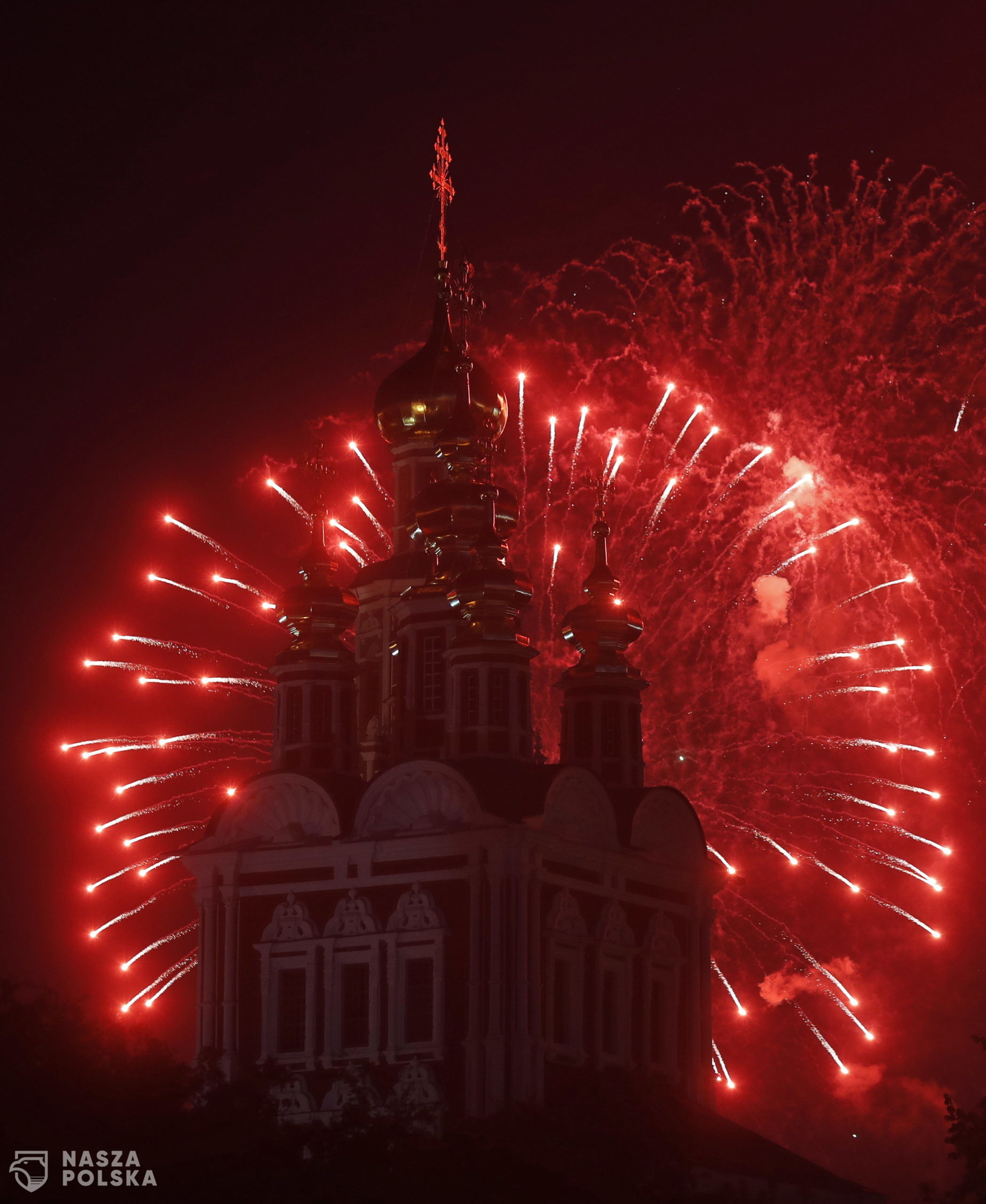 epa08507433 Fireworks over Novodevichiy monastery marking 75th anniversary of the victory in the World War II in Moscow, Russia, 24 June 2020. The main celebration  was postponed from 09 May to 24 June due to coronavirus epidemic in Moscow.  EPA/SERGEI CHIRIKOV 
Dostawca: PAP/EPA.