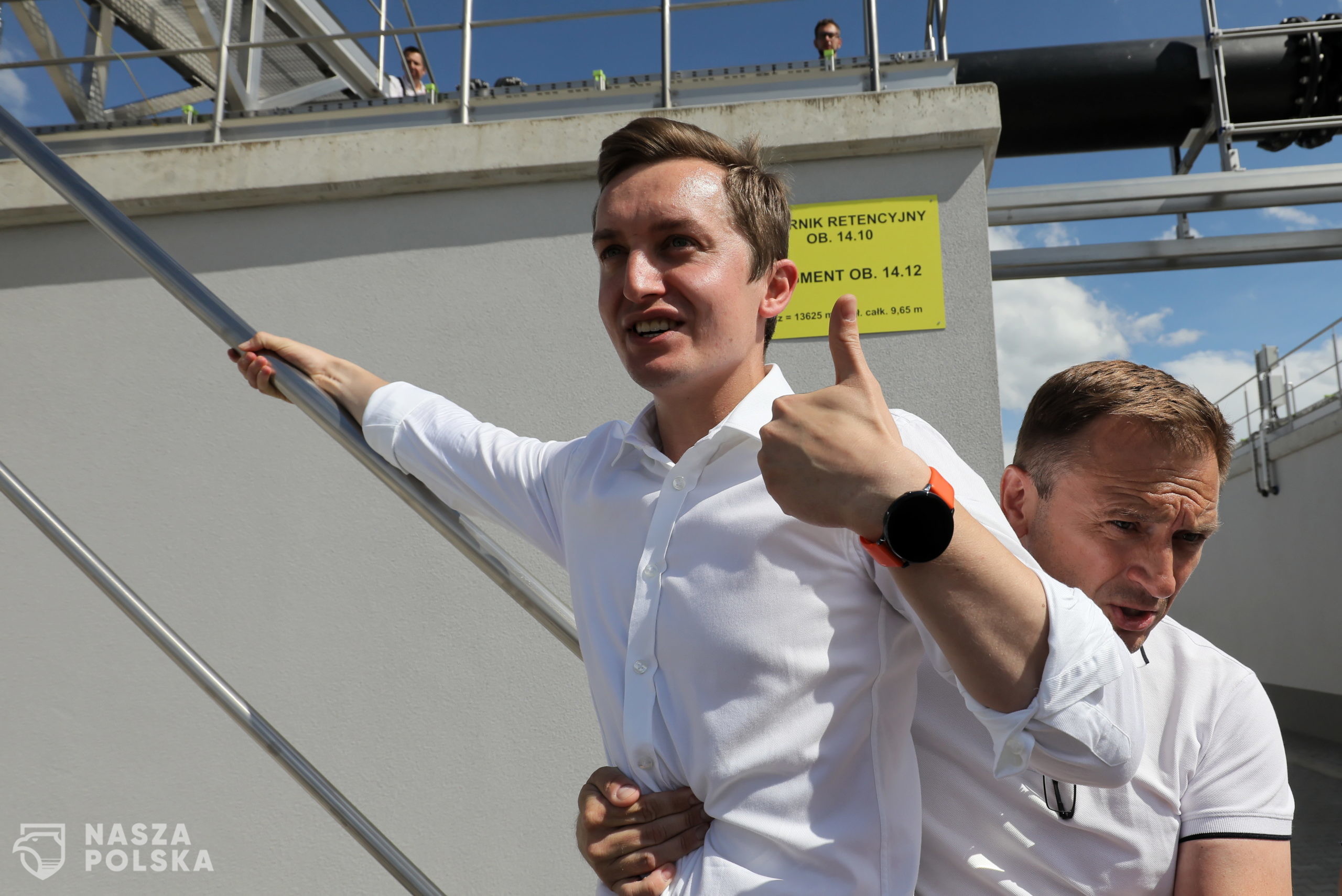 Warszawa, 02.07.2020. Pose³ PiS, wiceminister sprawiedliwoci Sebastian Kaleta (C) powstrzymywany przez pos³a KP KO S³awomira Nitrasa (P) przed wejciem na teren oczyszczalni cieków "Czajka" w Warszawie, 2 bm. (amb) PAP/Pawe³ Supernak