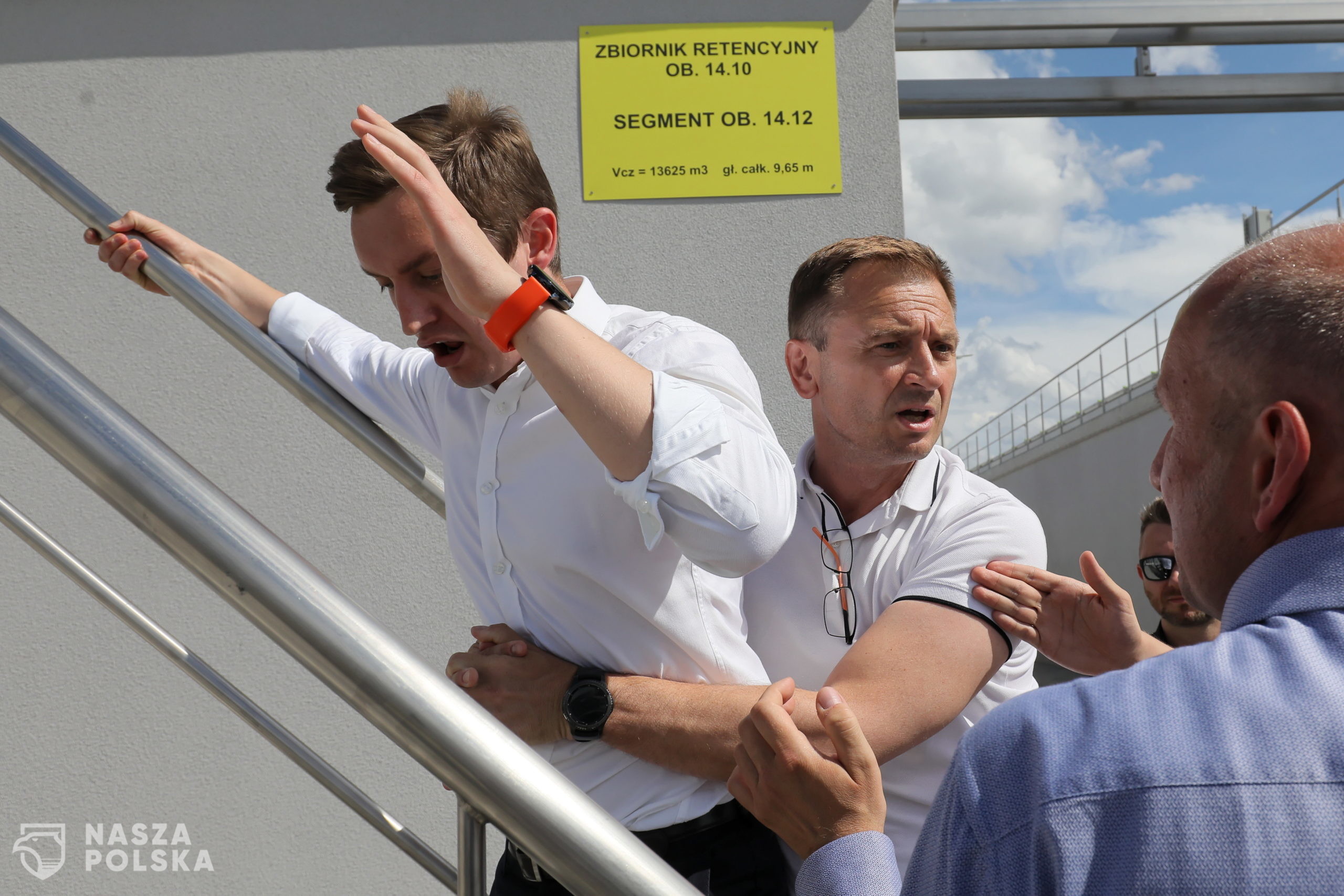 Warszawa, 02.07.2020. Pose³ PiS, wiceminister sprawiedliwoci Sebastian Kaleta (L) powstrzymywany przez pos³a KP KO S³awomira Nitrasa (2L) przed wejciem na teren oczyszczalni cieków "Czajka" w Warszawie, 2 bm. (amb) PAP/Pawe³ Supernak