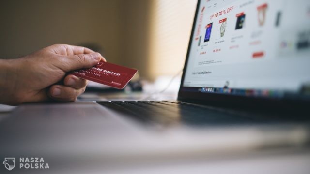 Polacy robią coraz więcej zakupów przez Internet
