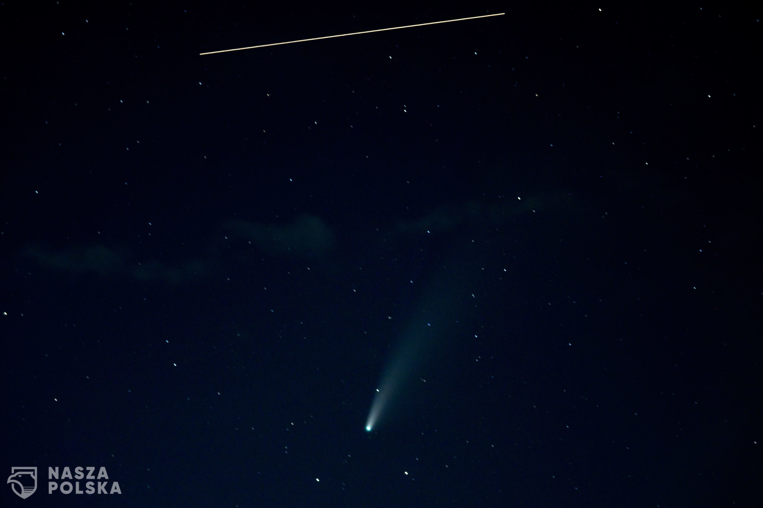 epa08554541 A handout picture made available by the National Aeronautics and Space Administration (NASA) shows the International Space Station (ISS), with a crew of five onboard, seen in this 10 second exposure above comet NEOWISE, from Keys Gap, West Virginia, USA, 18 July 2020 (issued 19 July 2020). The comet was discovered by NASA's Near-Earth Object Wide-field Infrared Survey Explorer, or NEOWISE, on 27 March. Since then, the comet -- called comet C/2020 F3 NEOWISE and nicknamed comet NEOWISE -- has been spotted by several NASA spacecraft, including astronauts aboard the ISS.  EPA/NASA/BILL INGALLS HANDOUT -- MANDATORY CREDIT: NASA/BILL INGALLS -- HANDOUT EDITORIAL USE ONLY/NO SALES 
Dostawca: PAP/EPA.