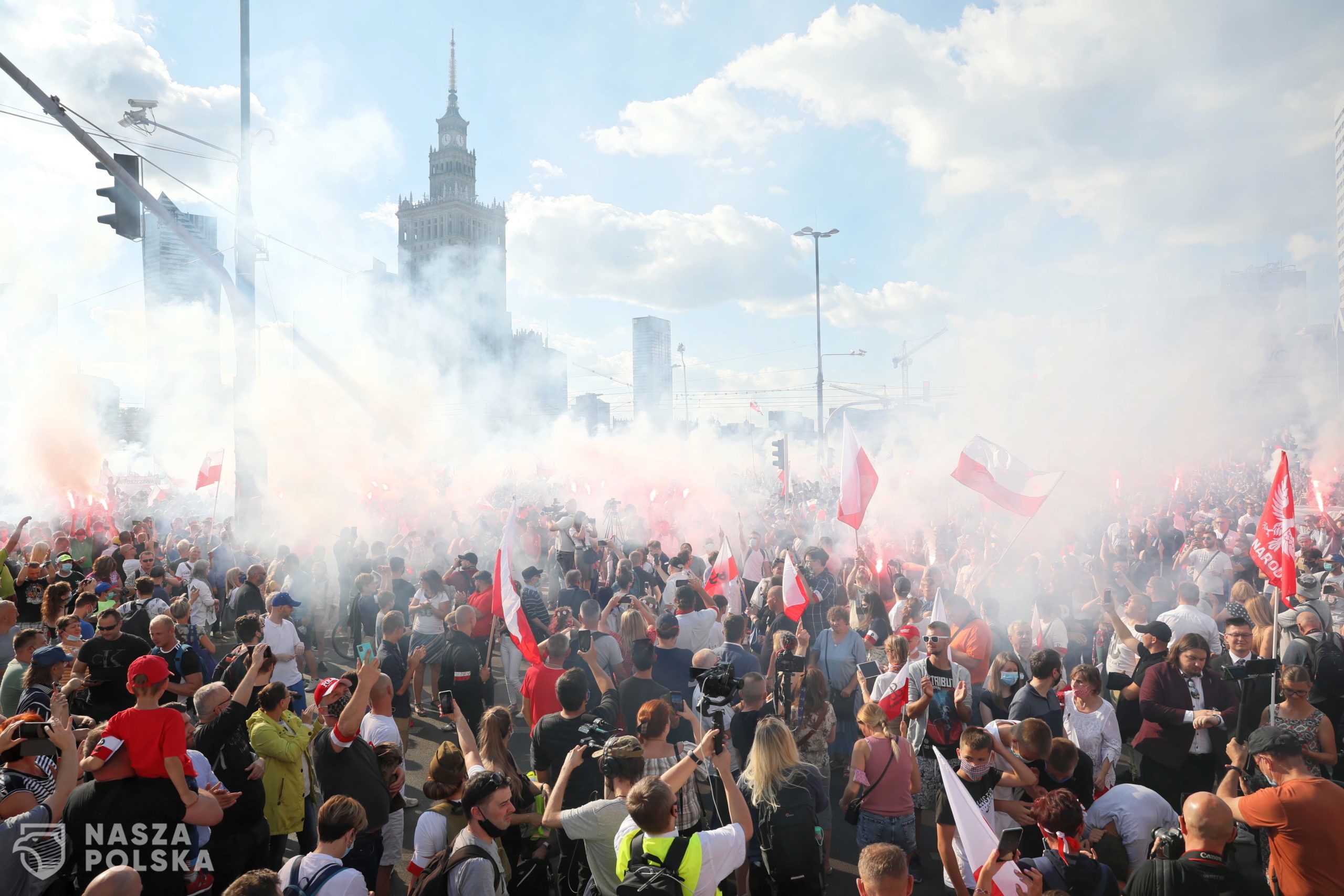 Warszawa, 01.08.2020. Mieszkañcy stolicy oddaj¹ czeæ uczestnikom Powstania Warszawskiego w "Godzinê W", o 17 w centrum Warszawy, 1 bm. Trwaj¹ obchody 76. rocznicy wybuchu Powstania Warszawskiego. (amb) PAP/Leszek Szymañski