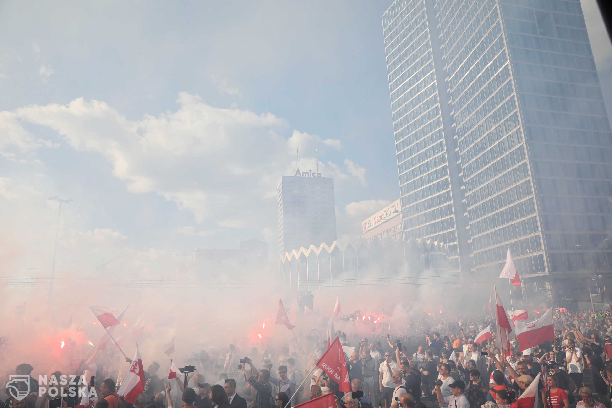 Warszawa, 01.08.2020. Mieszkañcy stolicy oddaj¹ czeæ uczestnikom Powstania Warszawskiego w "Godzinê W", o 17 w centrum Warszawy, 1 bm. Trwaj¹ obchody 76. rocznicy wybuchu Powstania Warszawskiego. (amb) PAP/Leszek Szymañski