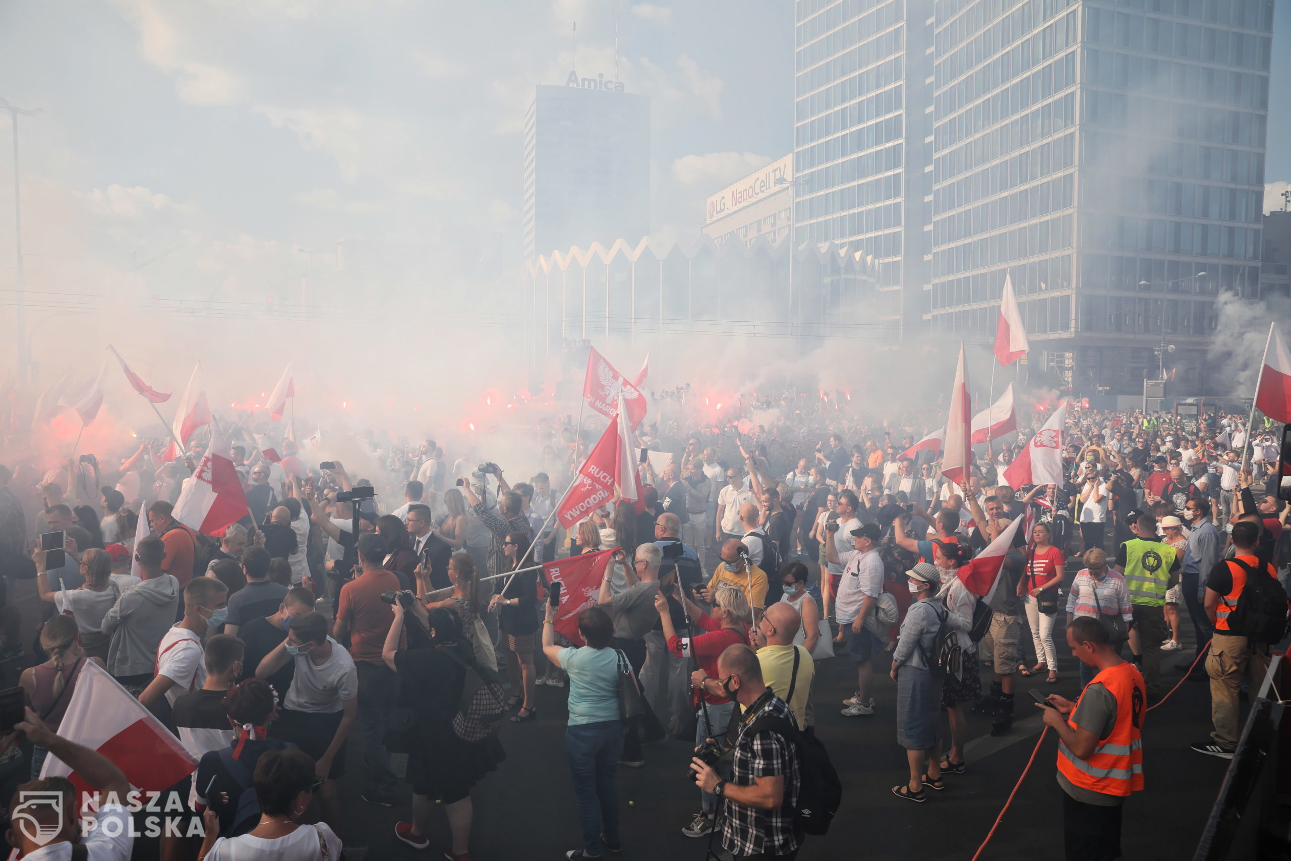 Warszawa, 01.08.2020. Mieszkañcy stolicy oddaj¹ czeæ uczestnikom Powstania Warszawskiego w "Godzinê W", o 17 w centrum Warszawy, 1 bm. Trwaj¹ obchody 76. rocznicy wybuchu Powstania Warszawskiego. (amb) PAP/Leszek Szymañski