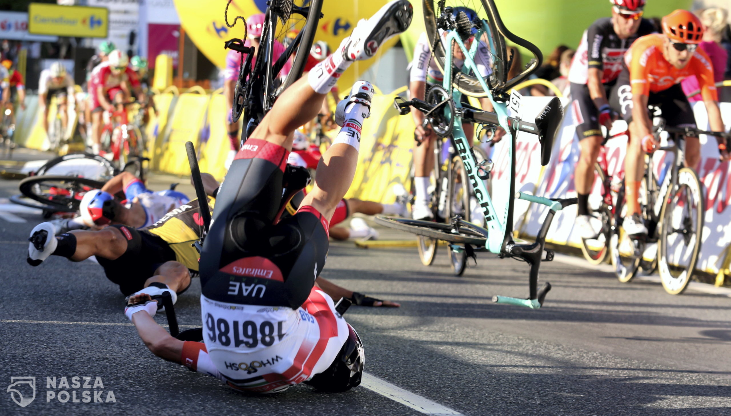 Katowice, 05.08.2020. Kraksa na mecie 1. etapu wycigu kolarskiego 77. Tour de Pologne z Chorzowa do Katowic, 5 bm. Po blisko piêciomiesiêcznej przerwie, ruszy³ pierwszy na wiecie wycigu etapowy najwy¿szej kategorii World Tour. (paw) PAP/Andrzej Grygiel