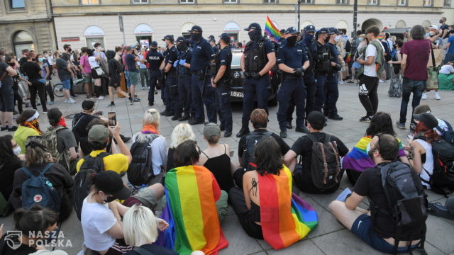 Wszyscy zatrzymani aktywiści LGBT opuścili komendy, 48 osób z zarzutami czynnego udziału w zbiegowisku