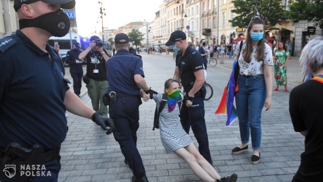 Posłowie KO i Lewicy interweniują w sprawie zatrzymanych przez policję w Warszawie aktywistów LGBT