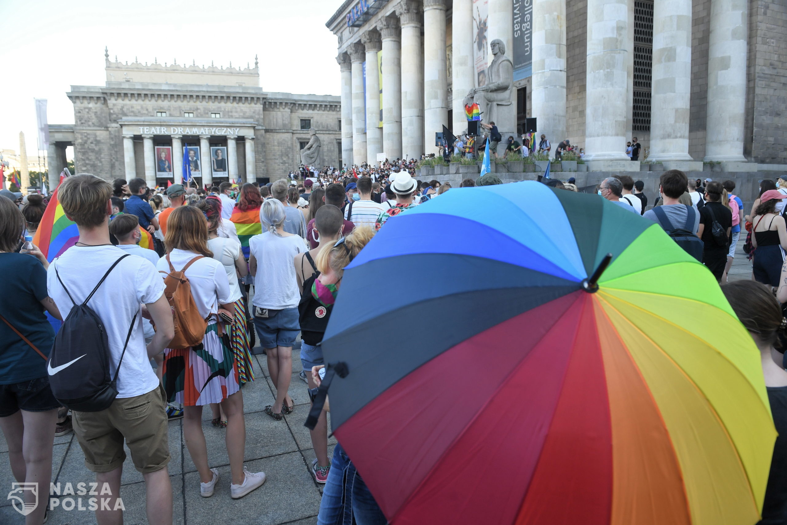 Warszawa, 08.08.2020. Manifestacja poparcia dla spo³ecznoci LGBT na pl. Defilad w Warszawie, 8 bm. Protest zorganizowano po pi¹tkowych wydarzeniach zwi¹zanych z zatrzymaniem Micha³a Sz. znanego jako Ma³gorzata Sz. "Margot". Organizowany jest pod has³em "Nigdy nie bêdziesz sama! Solidarnie przeciw queerfobii". Pod PKiN zebra³o siê kilkaset osób. (aldg) PAP/Radek Pietruszka