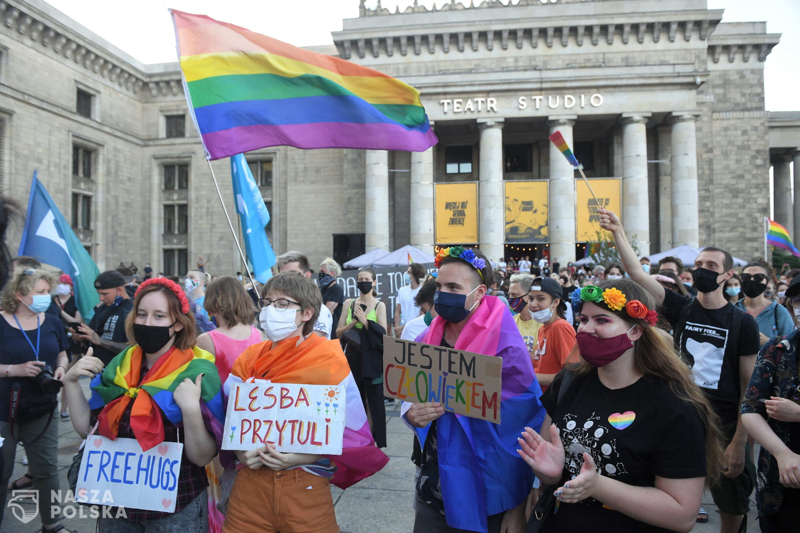 Warszawa, 08.08.2020. Manifestacja poparcia dla spo³ecznoci LGBT na pl. Defilad w Warszawie, 8 bm. Protest zorganizowano po pi¹tkowych wydarzeniach zwi¹zanych z zatrzymaniem Micha³a Sz. znanego jako Ma³gorzata Sz. "Margot". Organizowany jest pod has³em "Nigdy nie bêdziesz sama! Solidarnie przeciw queerfobii". Pod PKiN zebra³o siê kilkaset osób. (aldg) PAP/Radek Pietruszka