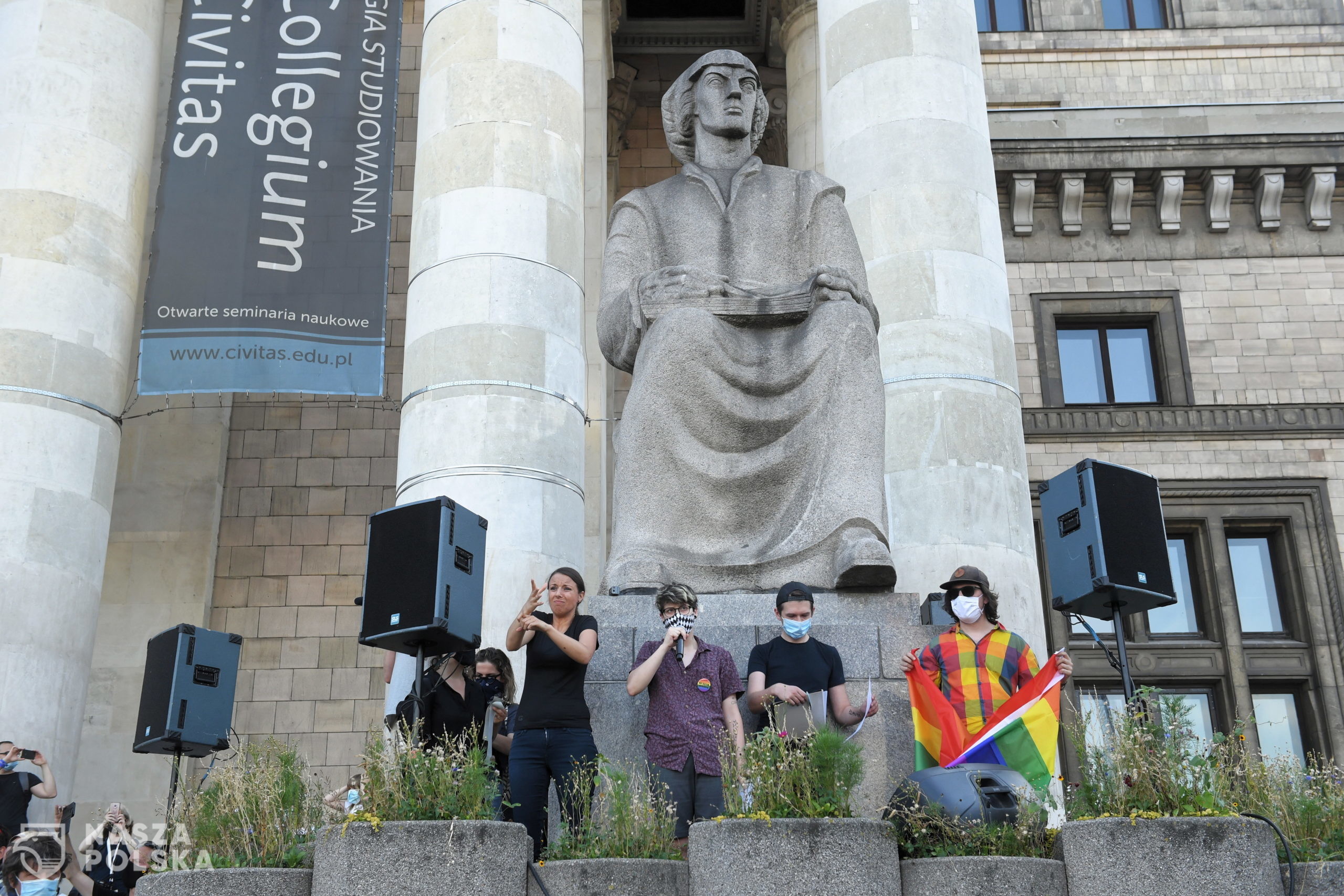 Warszawa, 08.08.2020. Manifestacja poparcia dla spo³ecznoci LGBT na pl. Defilad w Warszawie, 8 bm. Protest zorganizowano po pi¹tkowych wydarzeniach zwi¹zanych z zatrzymaniem Micha³a Sz. znanego jako Ma³gorzata Sz. "Margot". Organizowany jest pod has³em "Nigdy nie bêdziesz sama! Solidarnie przeciw queerfobii". Pod PKiN zebra³o siê kilkaset osób. (aldg) PAP/Radek Pietruszka