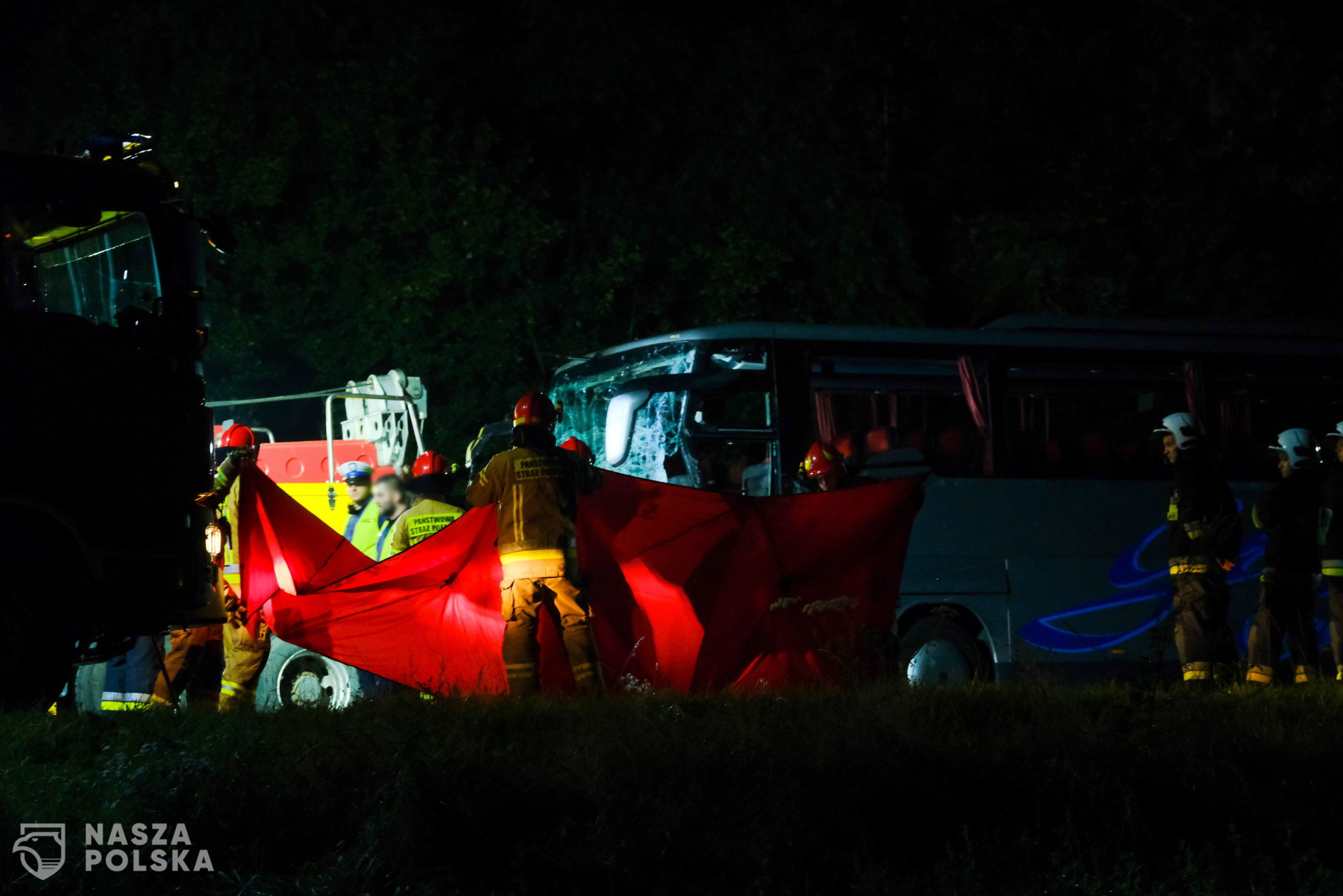 Kleszczów, 23.08.2020. S³u¿by na miejscu tragicznego wypadku w miejscowoci Kleszczów w nocy z 22 na 23 bm. Na drodze krajowej 88 dosz³o do zdarzenia busa i autokaru, w wyniku którego dziewiêæ osób zginê³o, a siedem odnios³o obra¿enia Zginê³y wszystkie osoby jad¹ce busem. Rannych zosta³o siedem osób jad¹cych autokarem, w najpowa¿niejszym stanie jest kierowca.  (kf) PAP/Hanna Bardo