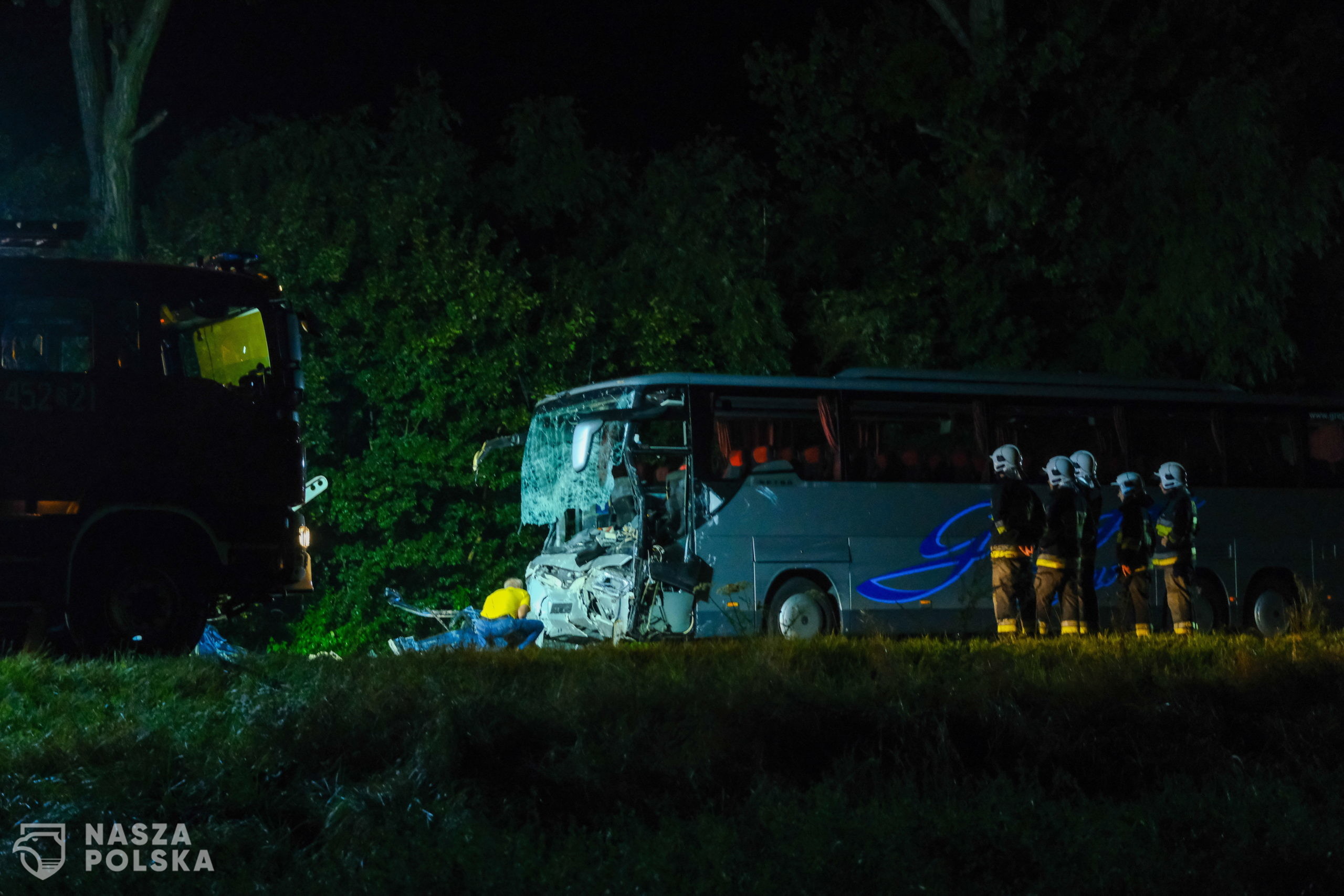 Kleszczów, 23.08.2020. S³u¿by na miejscu tragicznego wypadku w miejscowoci Kleszczów w nocy z 22 na 23 bm. Na drodze krajowej 88 dosz³o do zdarzenia busa i autokaru, w wyniku którego dziewiêæ osób zginê³o, a siedem odnios³o obra¿enia Zginê³y wszystkie osoby jad¹ce busem. Rannych zosta³o siedem osób jad¹cych autokarem, w najpowa¿niejszym stanie jest kierowca.  (kf) PAP/Hanna Bardo