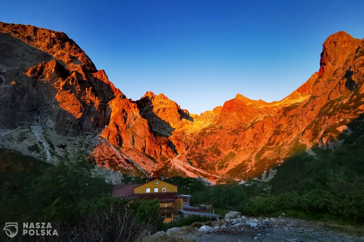 W Tatrach spadł śnieg; oblodzone szlaki