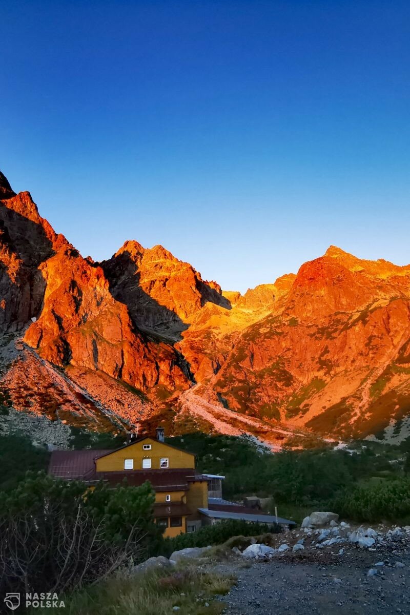 W Tatrach spadł śnieg; oblodzone szlaki