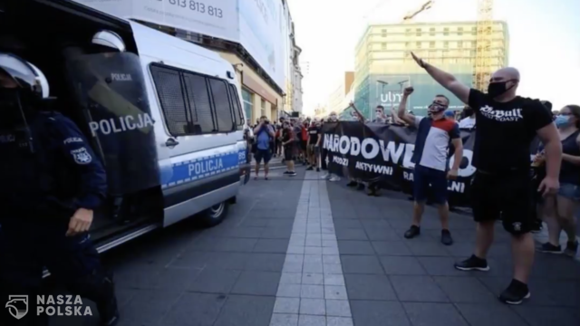 Policja zatrzymała mężczyznę, który hajlował na demonstracji w Katowicach