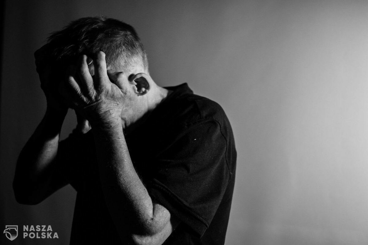 Przedłużające się restrykcje mogą nasilać objawy depresji wśród Polaków