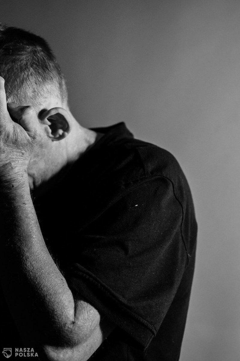 Przedłużające się restrykcje mogą nasilać objawy depresji wśród Polaków